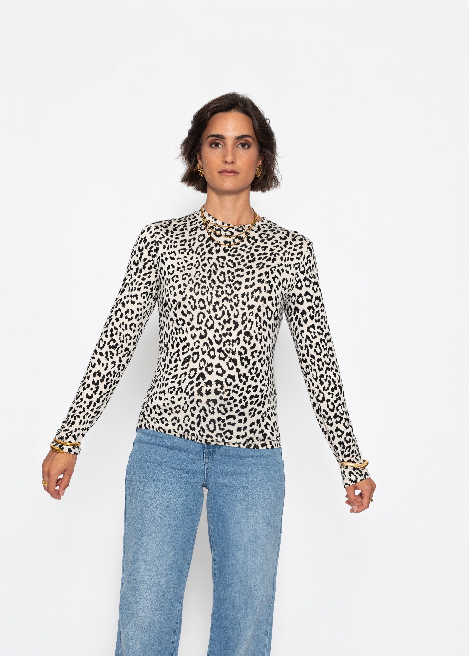 SASSYCLASSY Langarmshirt Rundhalsshirt mit Leo-Print für Damen Körpernah geschnittenes Shirt mit Rundhals und Animalprint in Beige – Bild 4 von 5