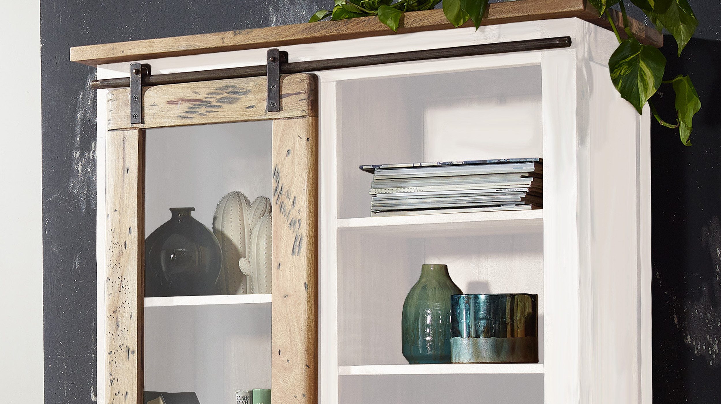 Massivart® Vitrine EMANUEL / Vitrinenschrank / Massivholz Mango / weiß Türapplikationen aus Gusseisen, Beschläge und Schienen aus Eisen – Bild 5 von 5