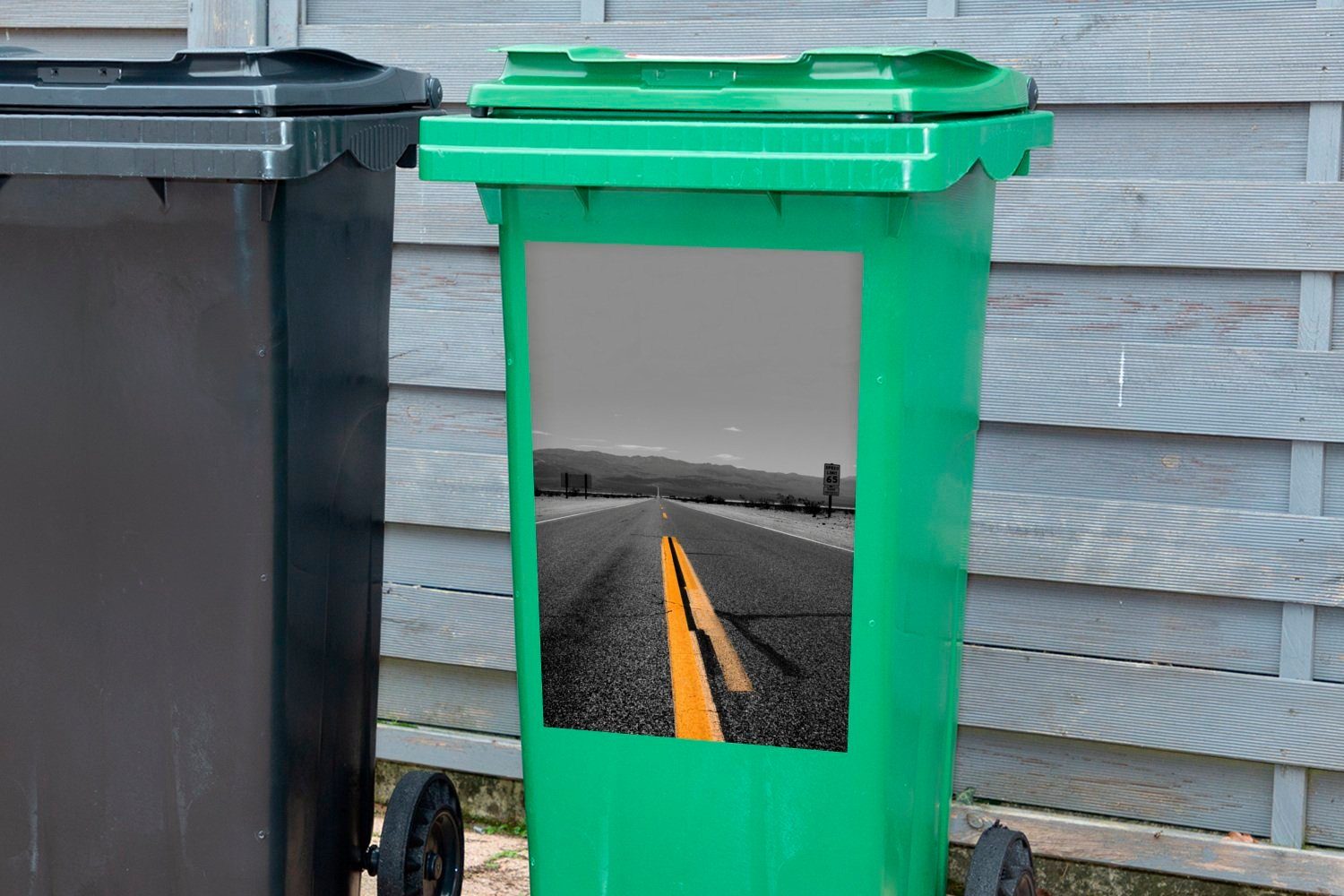 Schwarz-Weiß-Foto Container, Mülltonne, Linienmarkierungen mit Mülleimer-aufkleber, einer Abfalbehälter MuchoWow Straße St), Wandsticker Sticker, (1 gelben