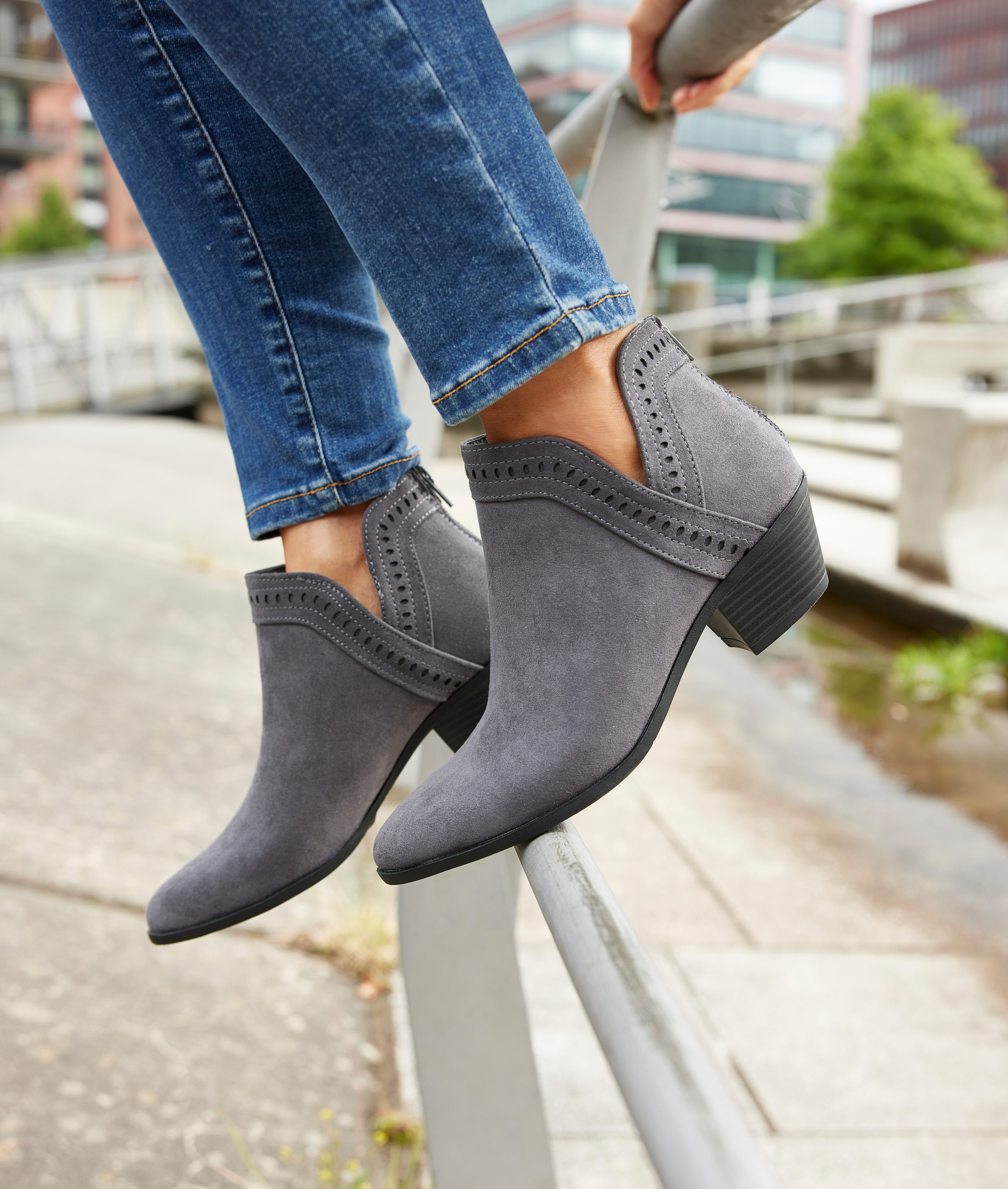 LASCANA Cowboy Stiefelette Cowboy Boots, Western Stiefelette, Ankleboots mit Ausschnitt VEGAN – Bild 2 von 5