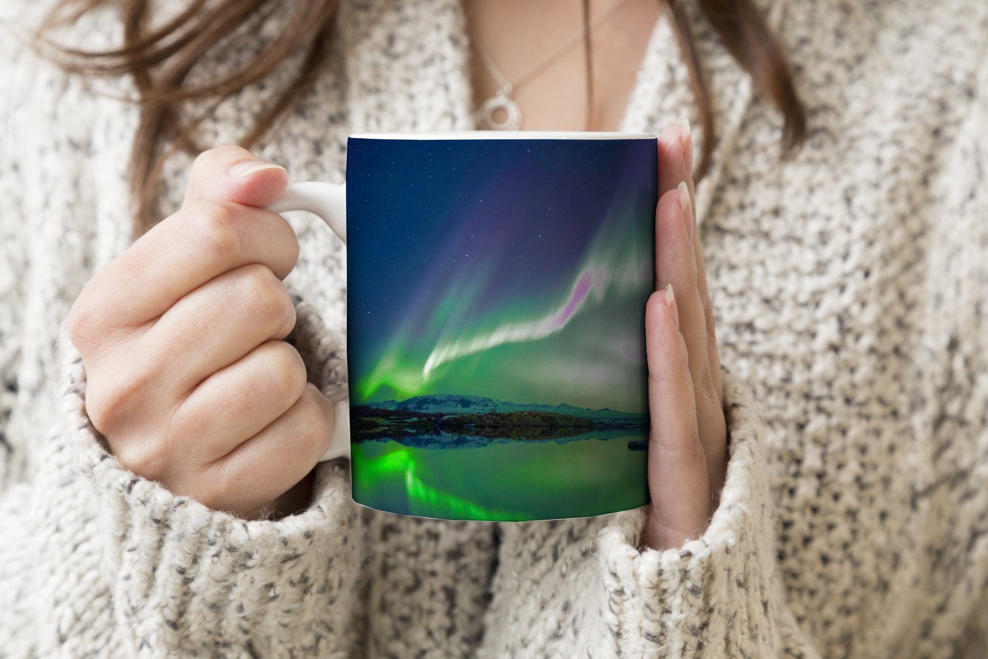 Teetasse, Tasse Grün Teetasse, Kaffeetassen, - Keramik, Nordlicht Becher, - Schnee, - MuchoWow Island Wald See - Geschenk -