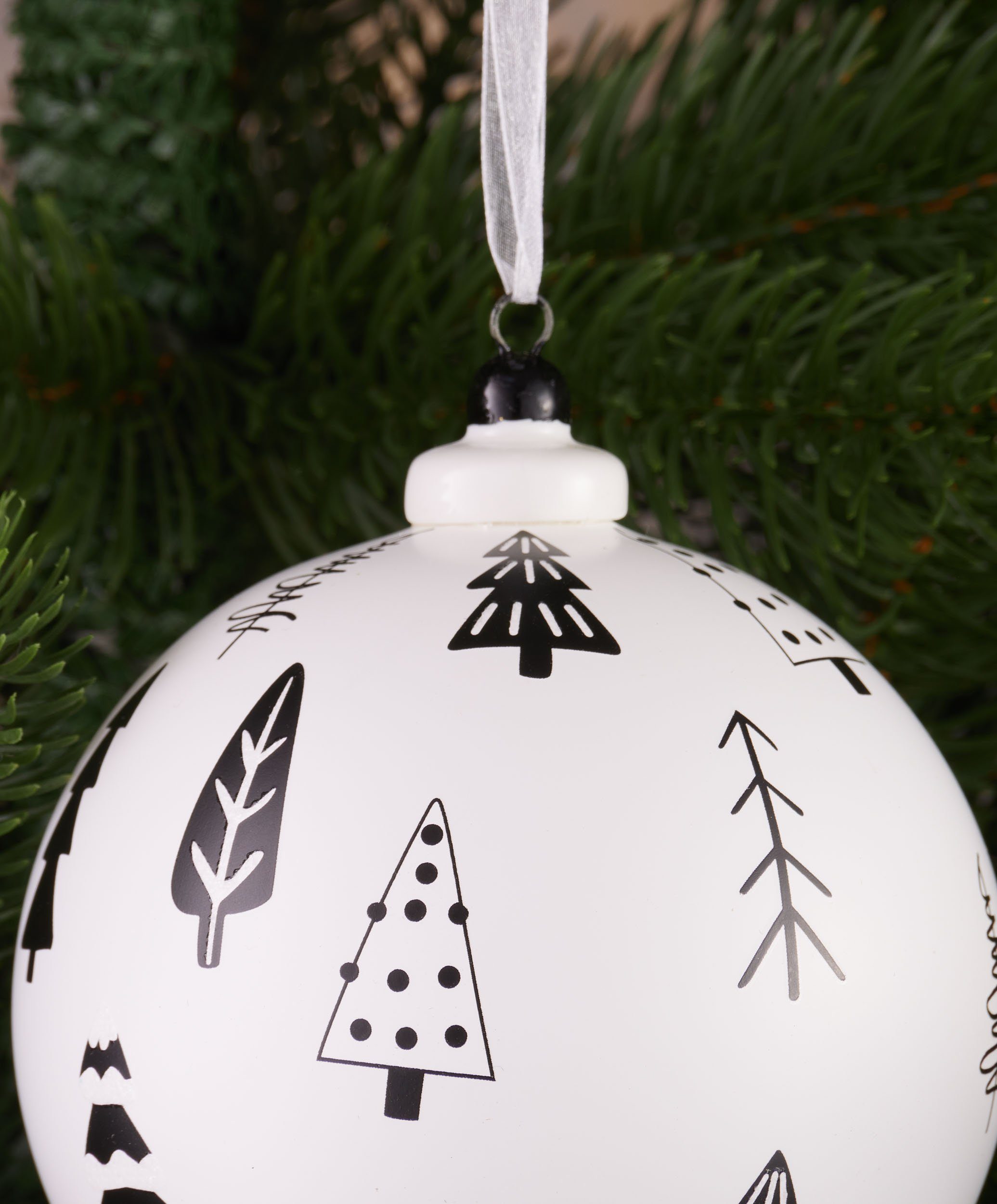 BRUBAKER Weihnachtsbaumkugel Premium Weihnachtskugel - Tannenbäumen Weiß oder Schwarz - Baumkugel (1 St), 10 cm Glas Weihnachtsbaumkugel - Matt und Handbemalt