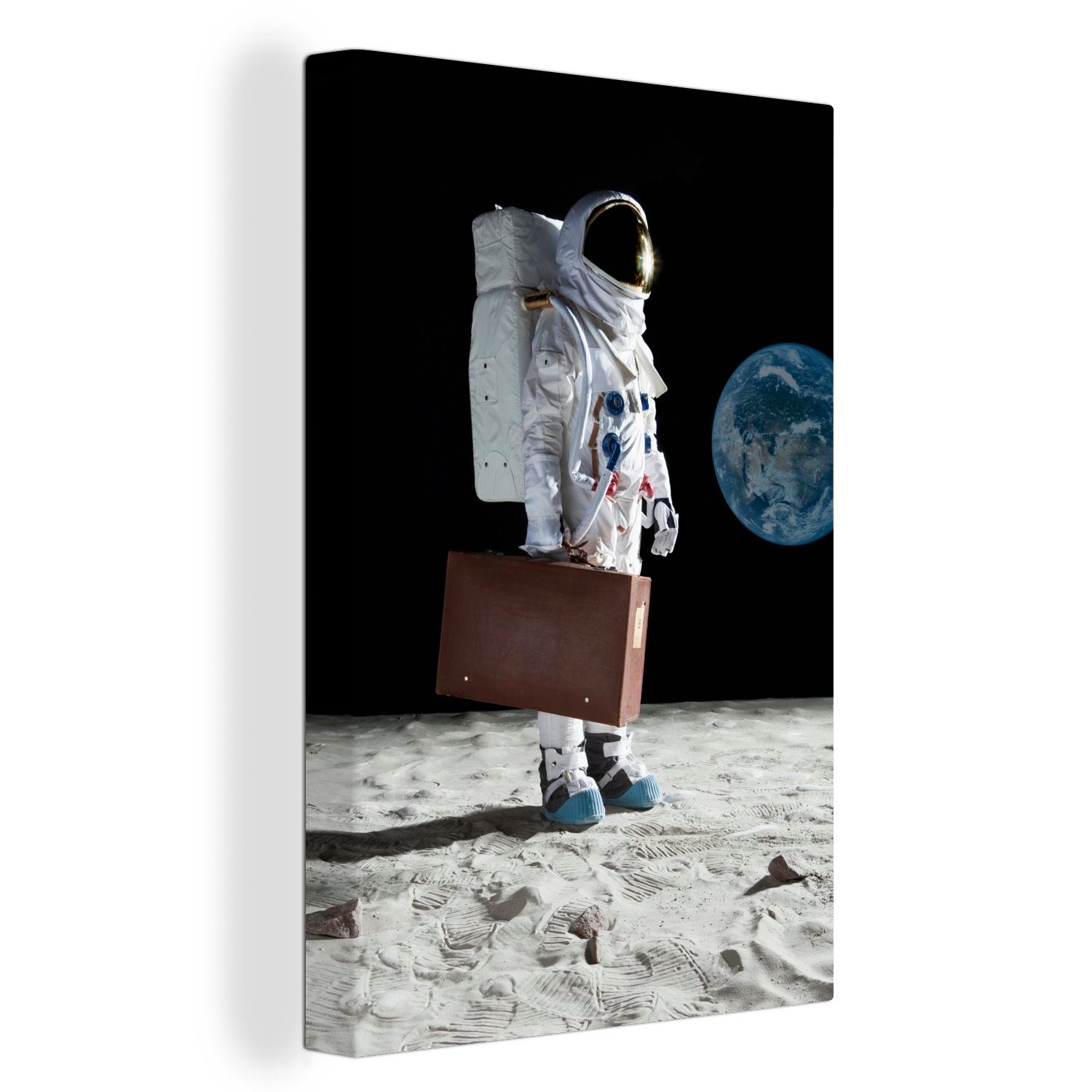OneMillionCanvasses® Leinwandbild Astronaut - Koffer - Mond, (1 St), Leinwandbild fertig bespannt inkl. Zackenaufhänger, Gemälde, 20x30 cm