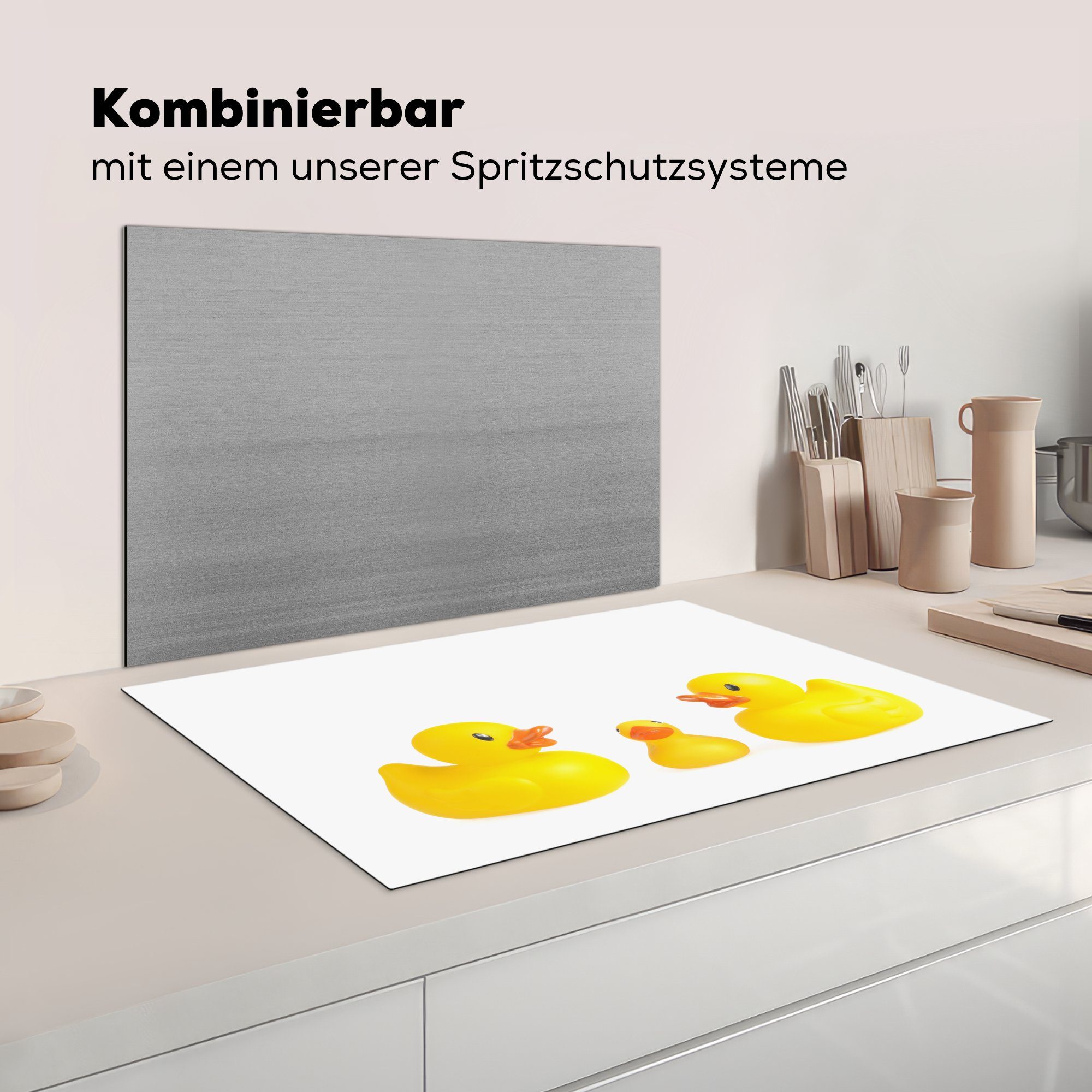 Schutz auf Herdblende-/Abdeckplatte Badeentenfamilie küche, Vinyl, Induktionskochfeld MuchoWow weißem tlg), (1 Ceranfeldabdeckung 81x52 die für cm, Hintergrund,