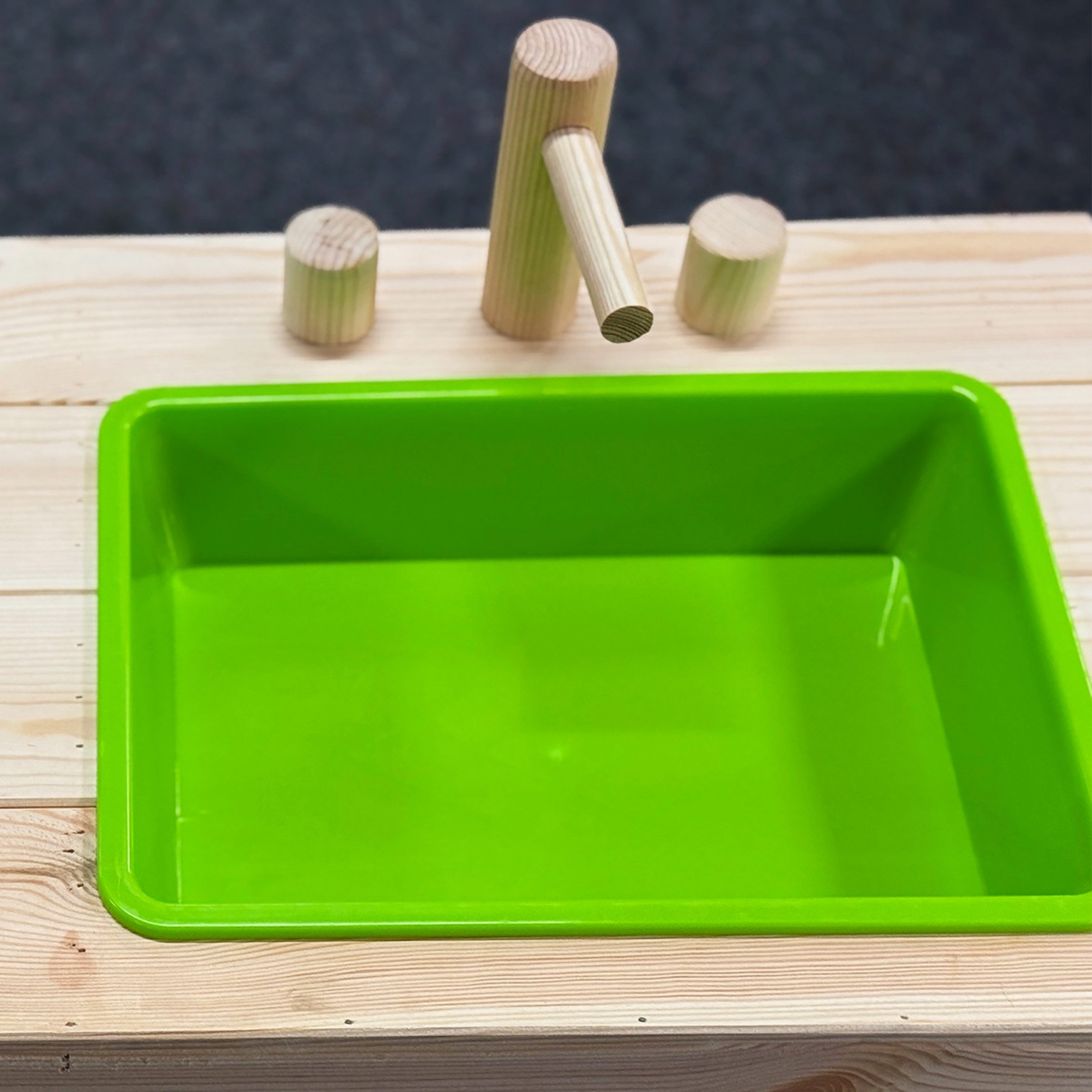 Spetebo Outdoor-Spielküche Matschküche für Kinder - 72 cm Holz, mit Spülbecken, Wasserhahn und vier Herdplatten