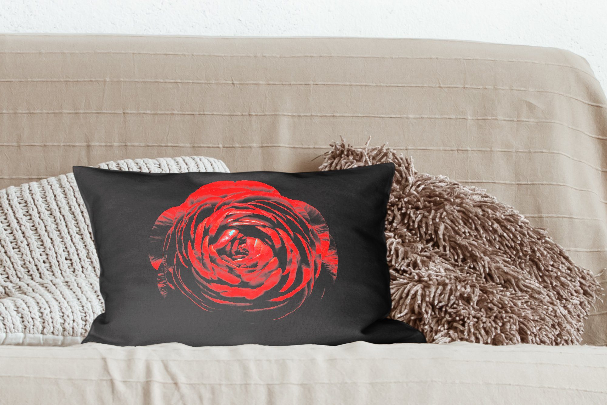 einer Schlafzimmer Hintergrund, Dekokissen mit auf MuchoWow Wohzimmer schwarzem Nahaufnahme roten Dekokissen Dekoration, Füllung, Zierkissen, Eine Butterblume