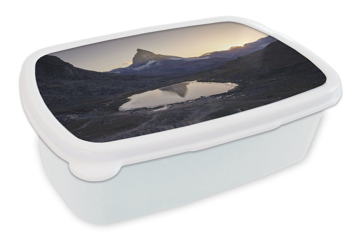MuchoWow Lunchbox Das Matterhorn und der Riffelsee bei Sonnenaufgang in der Schweiz, Kunststoff, (2-tlg), Brotbox für Kinder und Erwachsene, Brotdose, für Jungs und Mädchen weiß