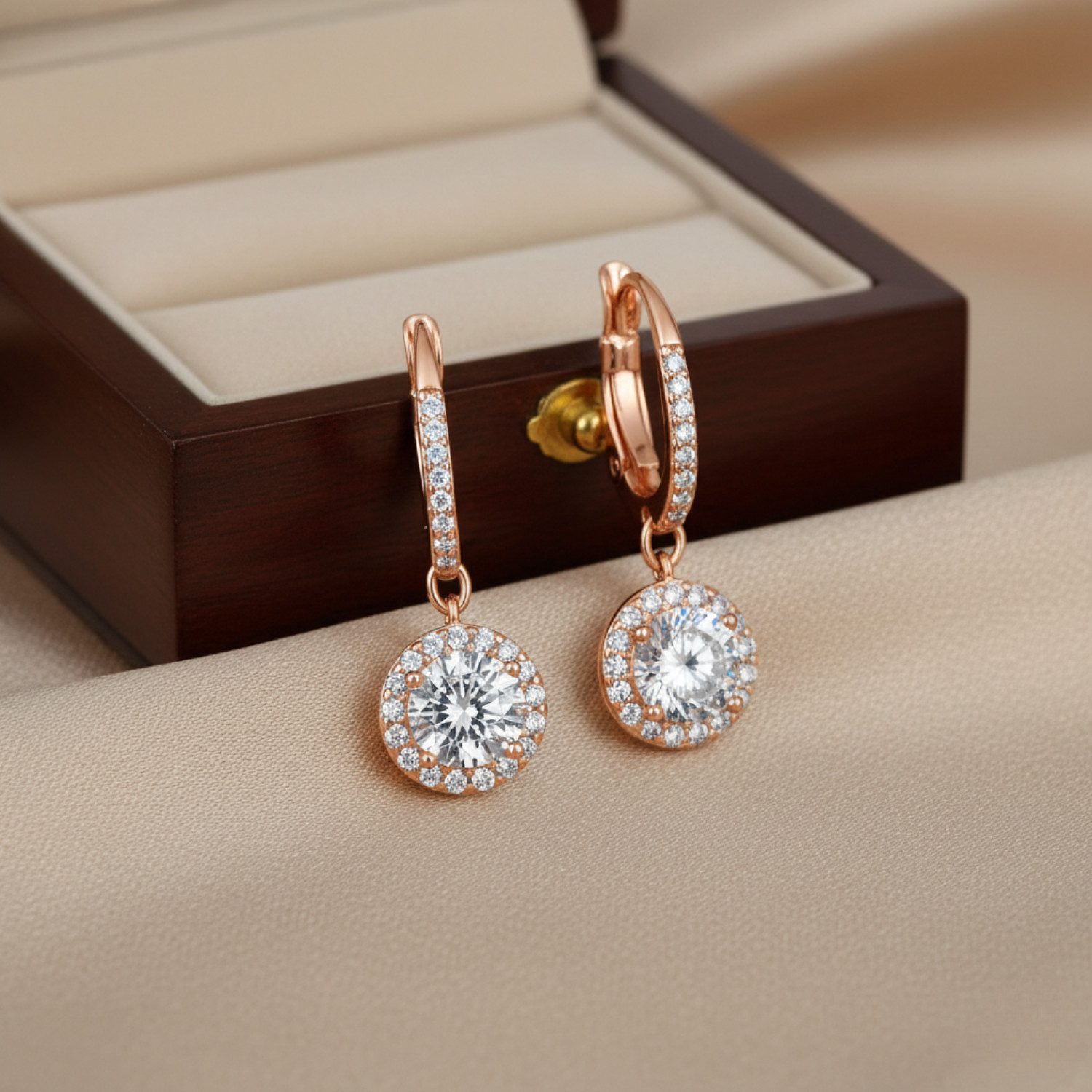 Lisandra Scott Paar Creolen Ohrringe Kristallpavé mit Steinen und Tropfen Anhänger Schmuck, Strahlende Zirkonia-Tropfen, handgefertigt für große Augenblicke