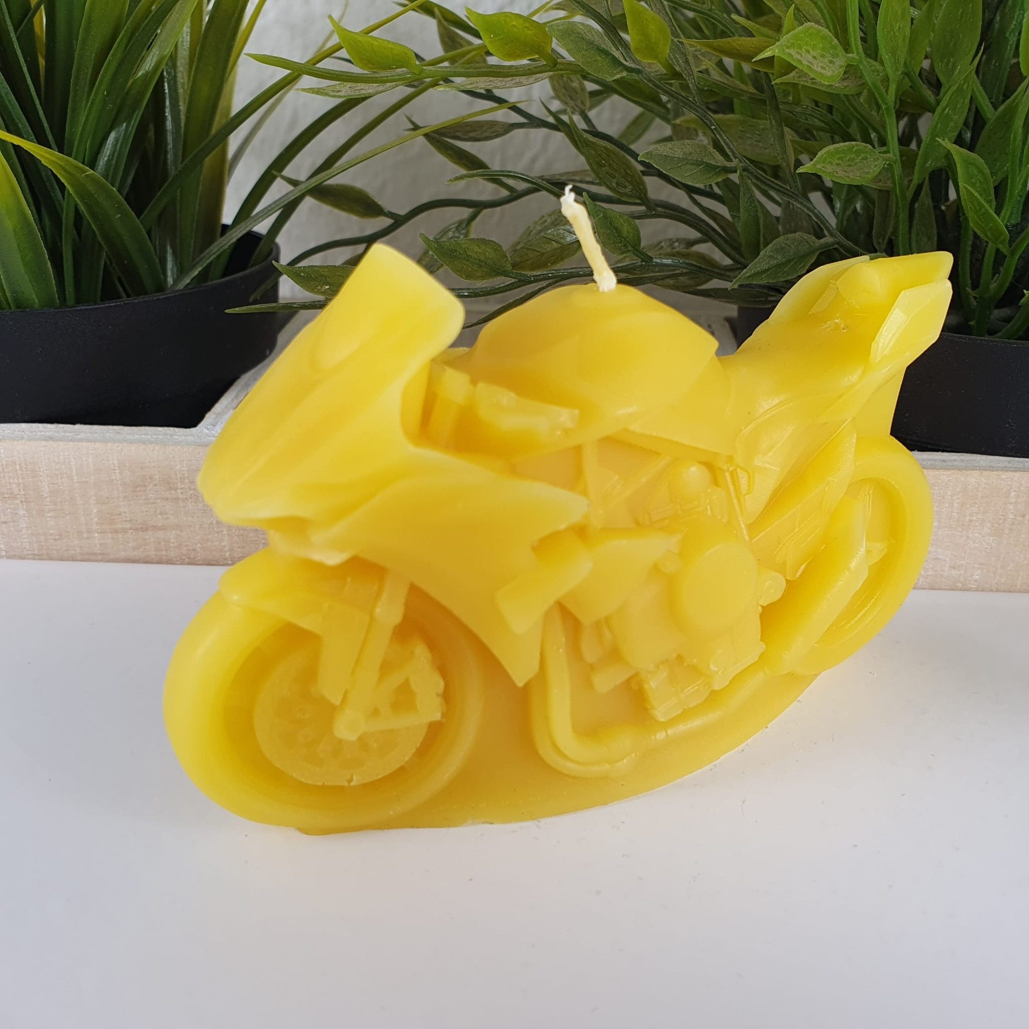Aspinaworld Bienenwachskerze Motorrad Kerze Sportmaschine 12 cm lang natur – auf ovalem Sockel (1-tlg)