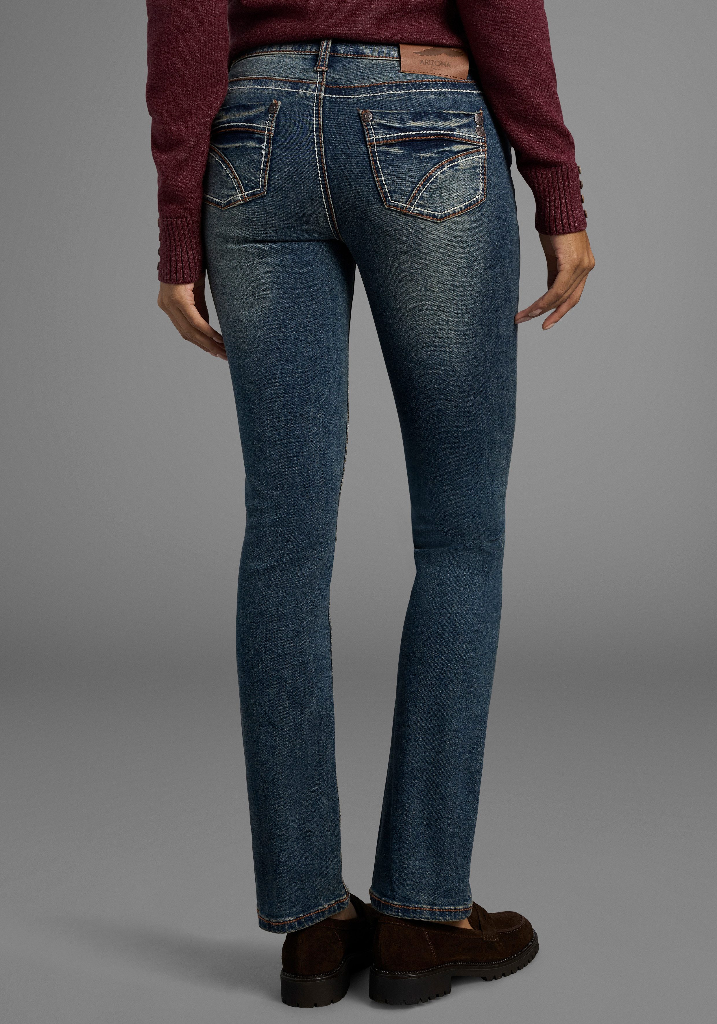 Arizona Gerade Jeans Kontrastnähte niedrige Leibhöhe, in 5-Pocket-Form, Used-Look-Waschung
