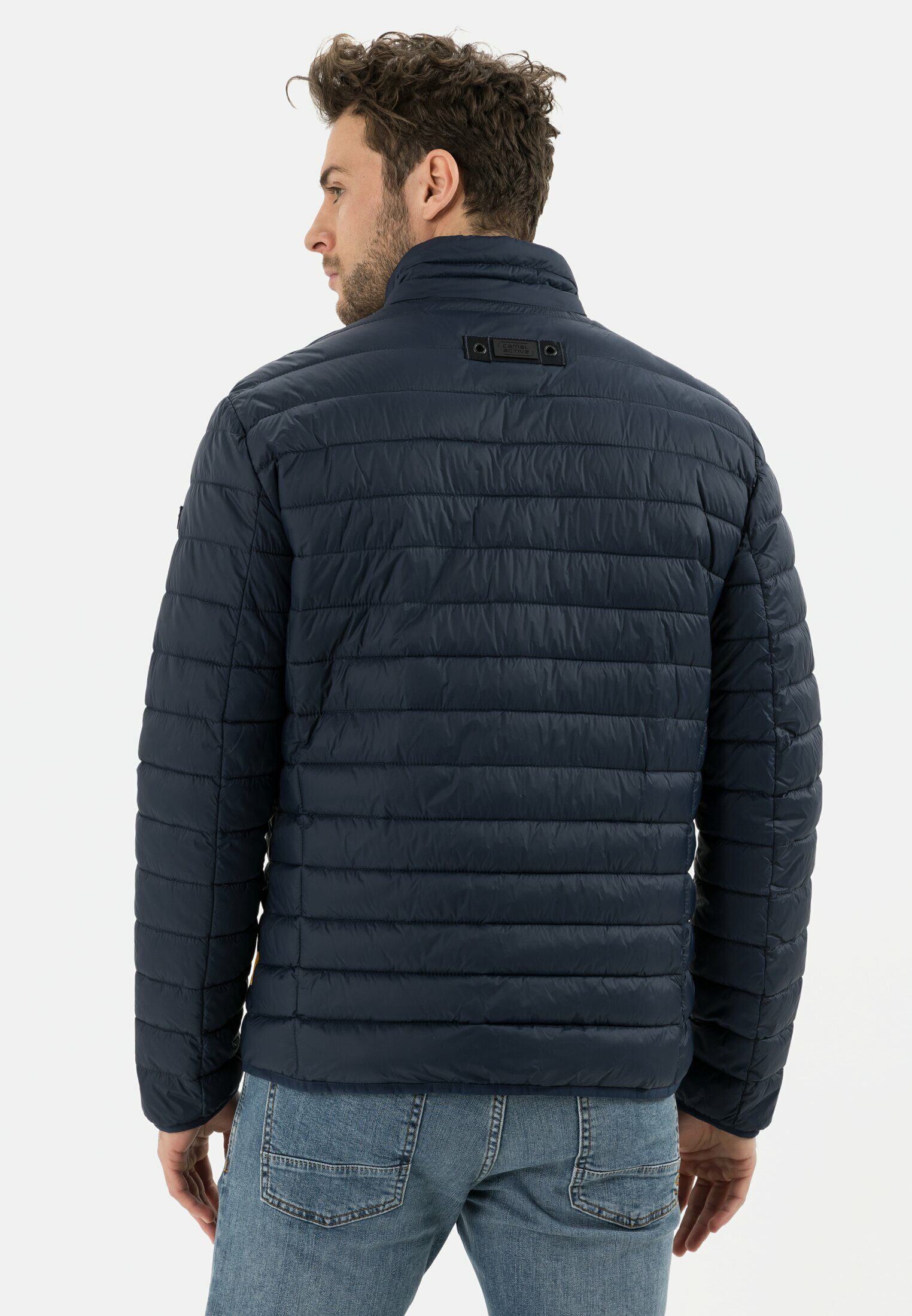 camel active Blouson ohne Daune aus recyceltem Polyester Markenlabel