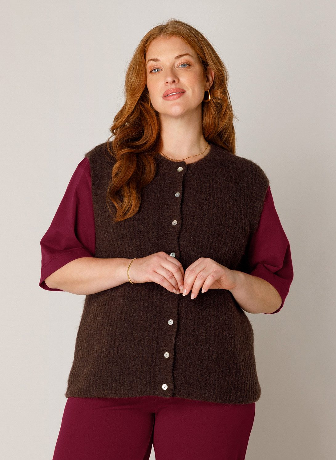 Base Level Curvy Strickweste Nelly Ärmellos - mit Knopfleiste / Große Größen