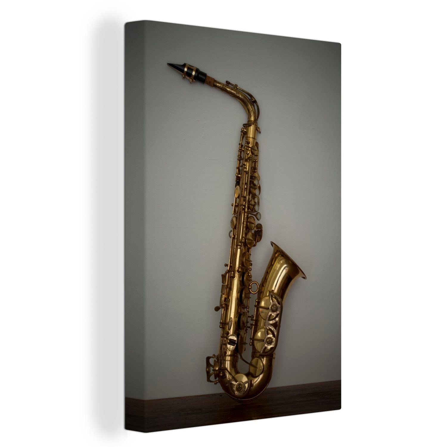 OneMillionCanvasses® Leinwandbild Saxophon vor einer grauen Wand, (1 St), Leinwandbild fertig bespannt inkl. Zackenaufhänger, Gemälde, 20x30 cm