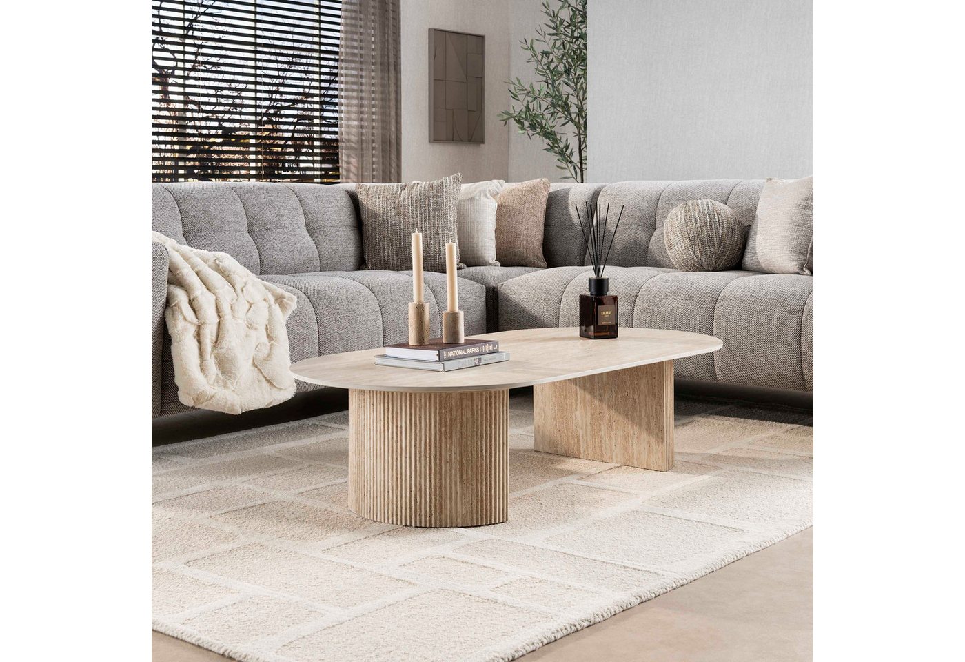 alesvelt Couchtisch SIENNA TRAVERTINO Lowboard-Tisch in organischer Säulen Rillen-Optik (1-Couchtisch), 135x70x42cm Travertin Design Säulenfuß