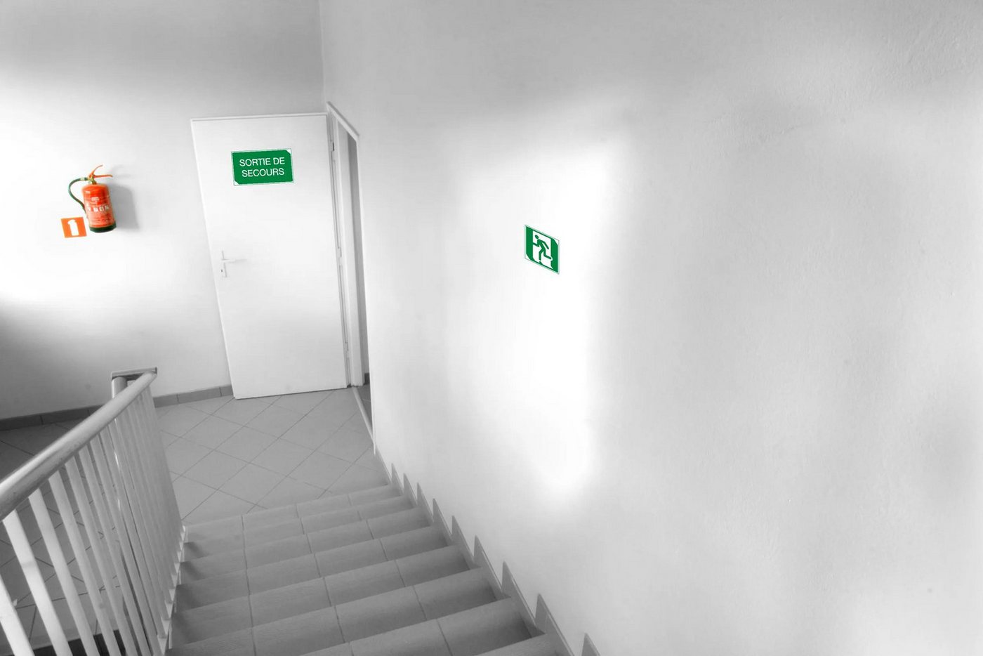 Thumbnail - EXACOMPTA Warnschild Hinweisschild Evakuierung links PVC selbstklebend 20x20cm Grün 67002E, Sockel