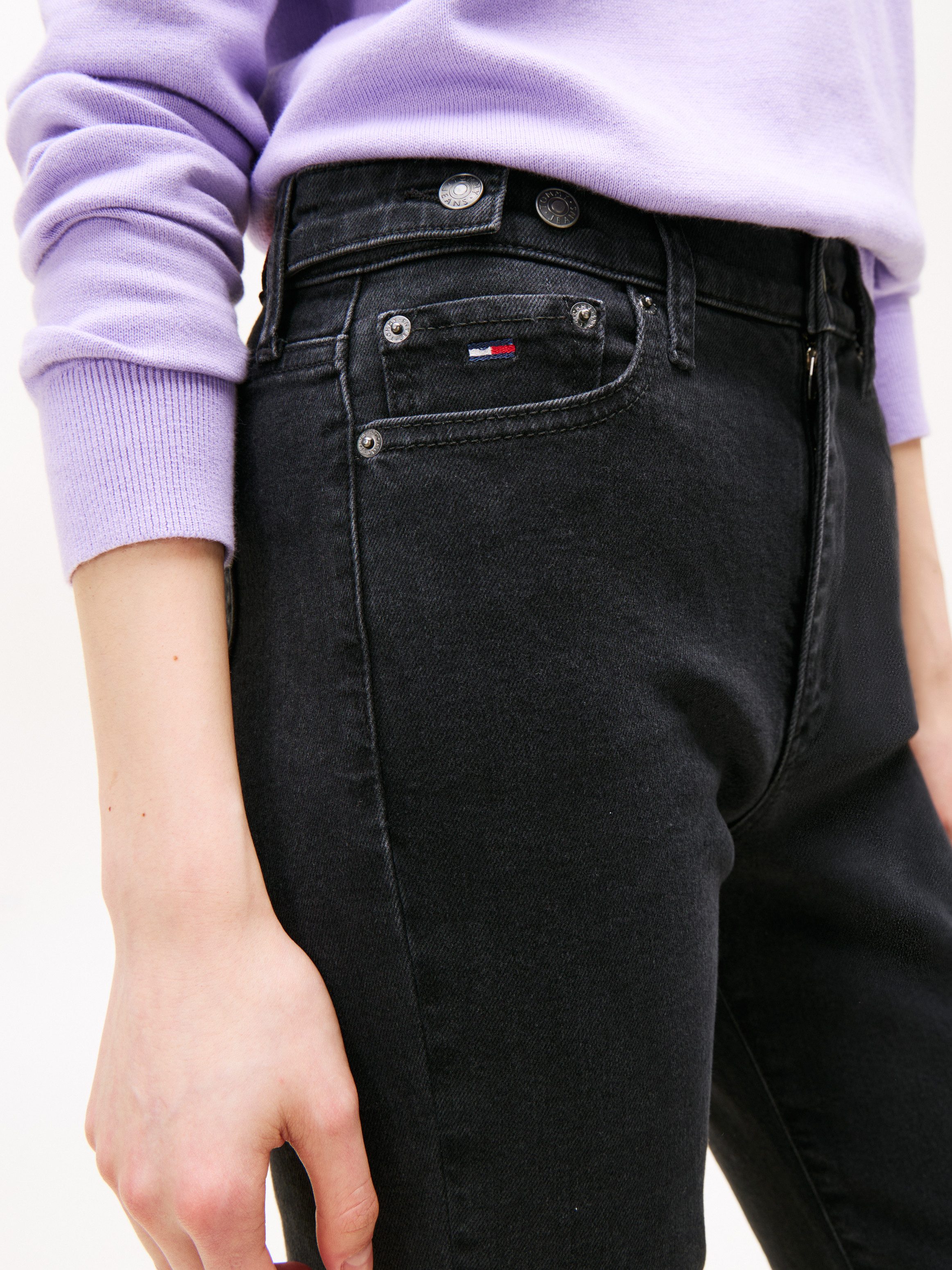 Tommy Jeans Bootcut-Jeans SYLVIA HGH FLR Weite Beinform und Logo Stickerei auf der Gesäßtasche