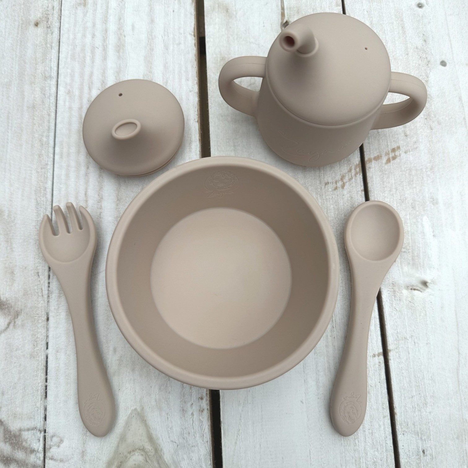 Zayno Kindergeschirr-Set Silikon-Geschirrset für Babys "Tischlein Deck Dich" in Seidenbraun (6-tlg), 1 Personen, Silikon, BPA-frei und LFGB-konform