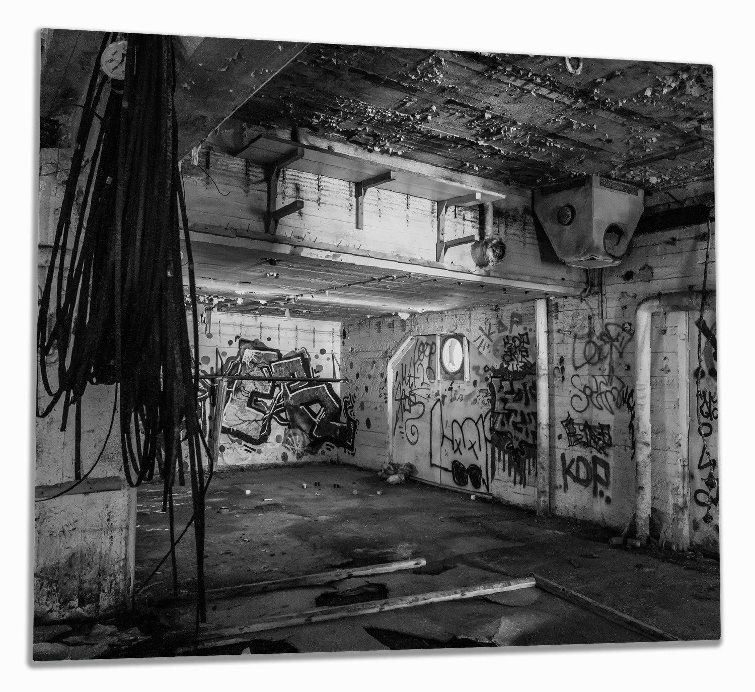Wallario Herd-Abdeckplatte Alte verlassene Fabrik in schwarz weiß mit Graffiti, ESG-Sicherheitsglas, (Glasplatte, 1 tlg., inkl. 5mm Noppen), verschiedene Größen