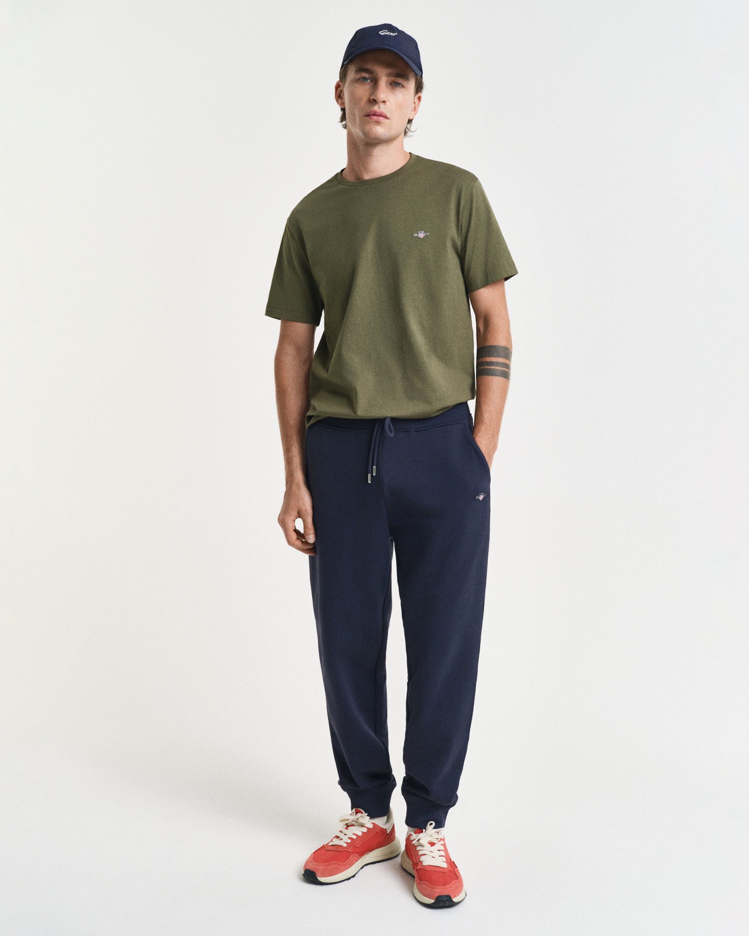 Gant Sweathose REG SHIELD SWEATPANTS mit Logostickerei unterhalb des Bunds