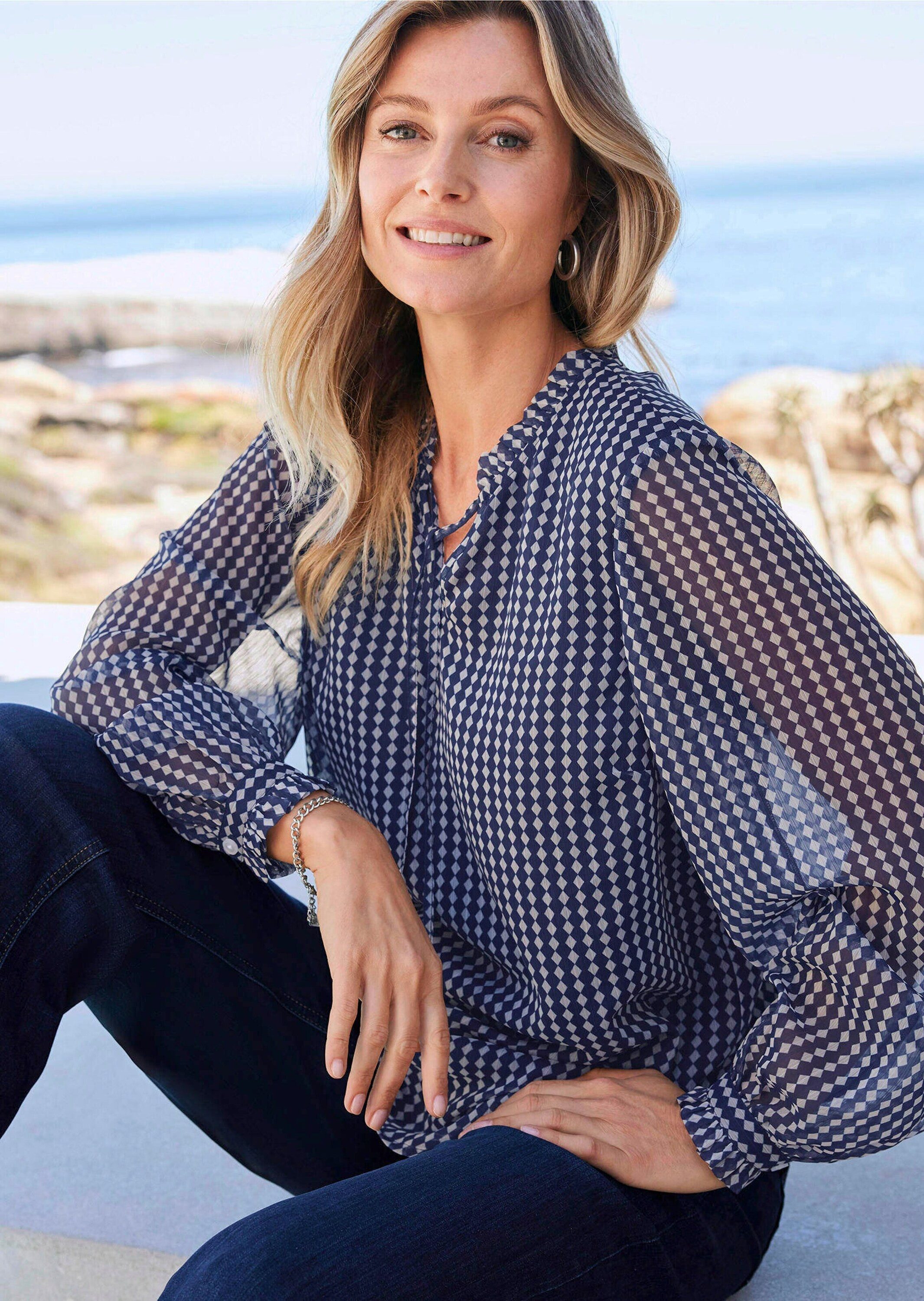 GOLDNER Chiffonbluse Kurzgröße: Chiffonbluse mit Rüschen und Bindeband Gemustertes Design mit femininem Ausschnitt und Bindeband