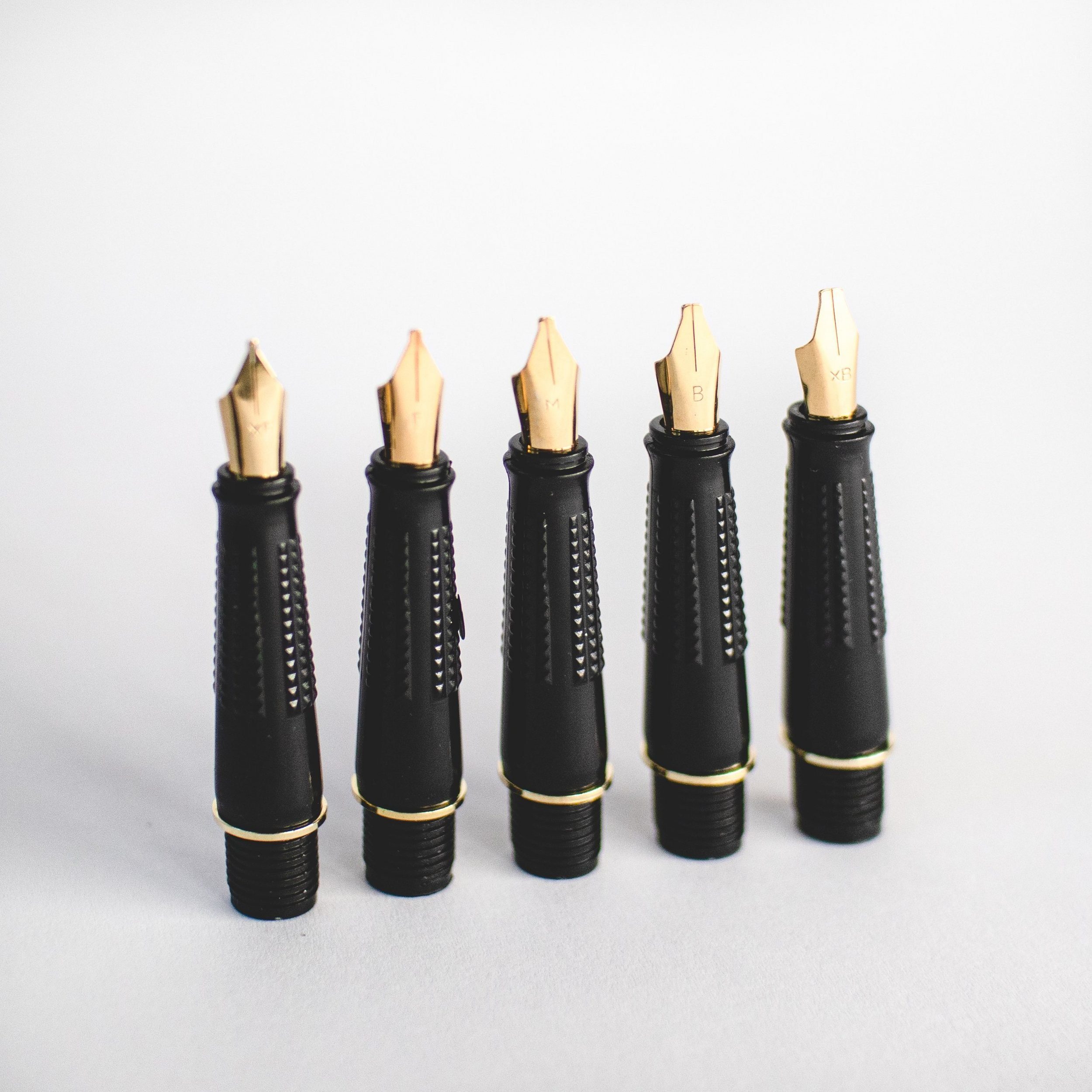 Mont Marte Kalligraphie-Stift "SIGNATURE" Kalligrafie Set, 31 x hochwertige Schreibutensilien & Mehr, (Set, 31-tlg., MONT MARTE "SIGNATURE" - Schreibbedarf), Praktische Verpackung aus Metall