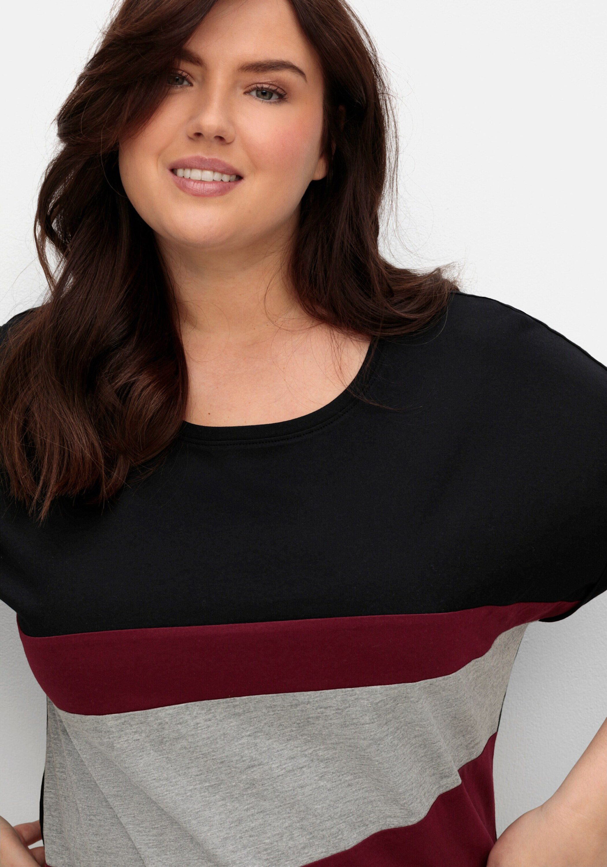 Sheego T-Shirt T-Shirt Extra kurz in Colourblocking-Optik – Bild 3 von 5