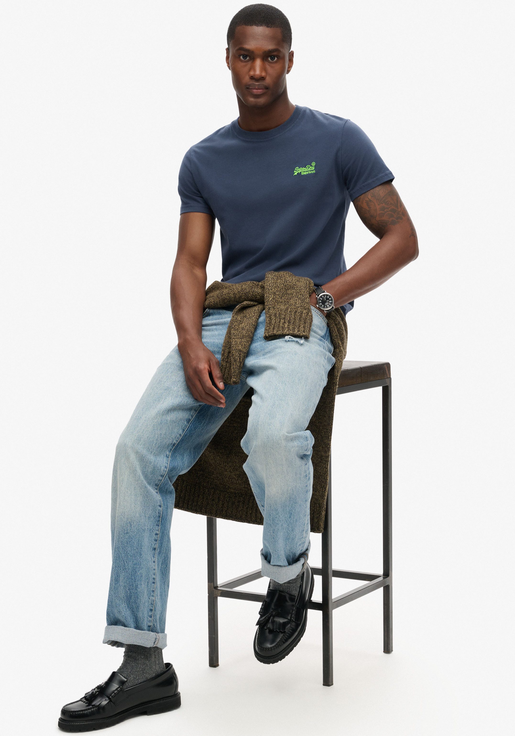 Superdry Rundhalsshirt ESSENTIAL LOGO EMB TEE aus Baumwolle und Single Jersey, Slim Fit, Kurzarm, hüftlang