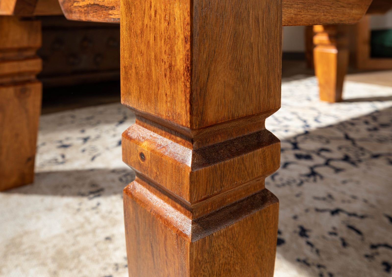Massivmoebel24 Couchtisch OXFORD (110x60x40 Akazie), hochwertiges Edelholz;authentische Holzadern;aufwendige Schnitzereien