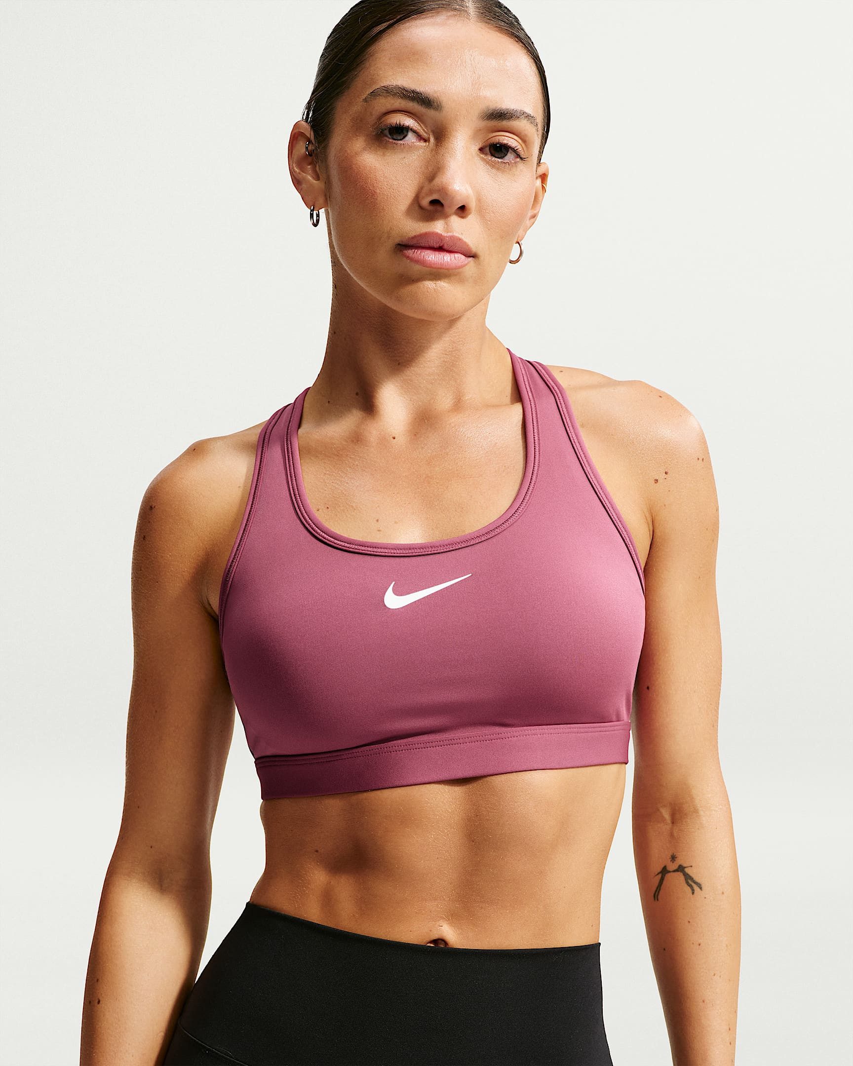 Nike Sport-BH W NK SWSH MED SPT BRA mit klassischem Swoosh-Design