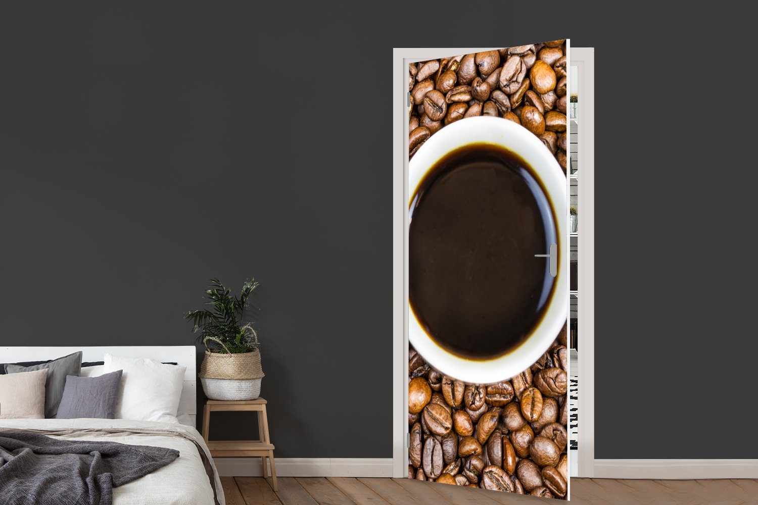 Kaffee MuchoWow Eine für Tasse Türaufkleber, von Kaffeebohnen Haufen Matt, ist einem St), bedruckt, cm Türtapete (1 75x205 umgeben, Tür, Fototapete