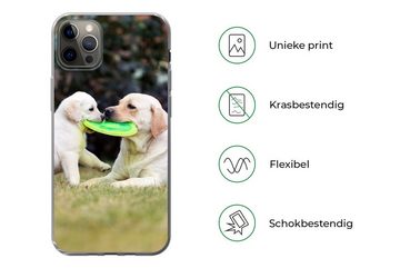 MuchoWow Handyhülle Hund mit seinem Welpen und einem Frisbee, Handyhülle Apple iPhone 13 Pro Max, Smartphone-Bumper, Print, Handy