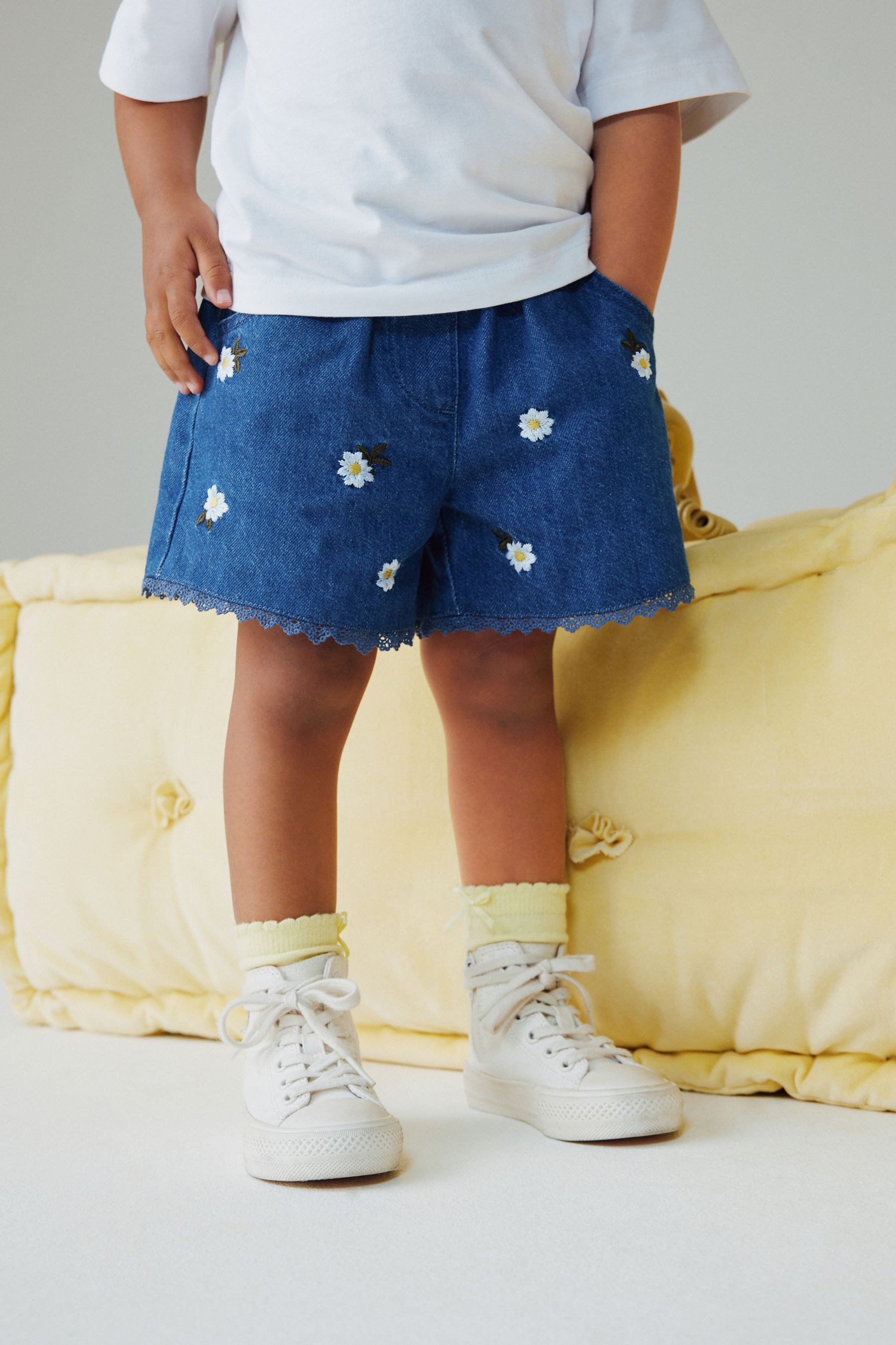 Shorts Jeansshorts mit Stickerei, Daisy