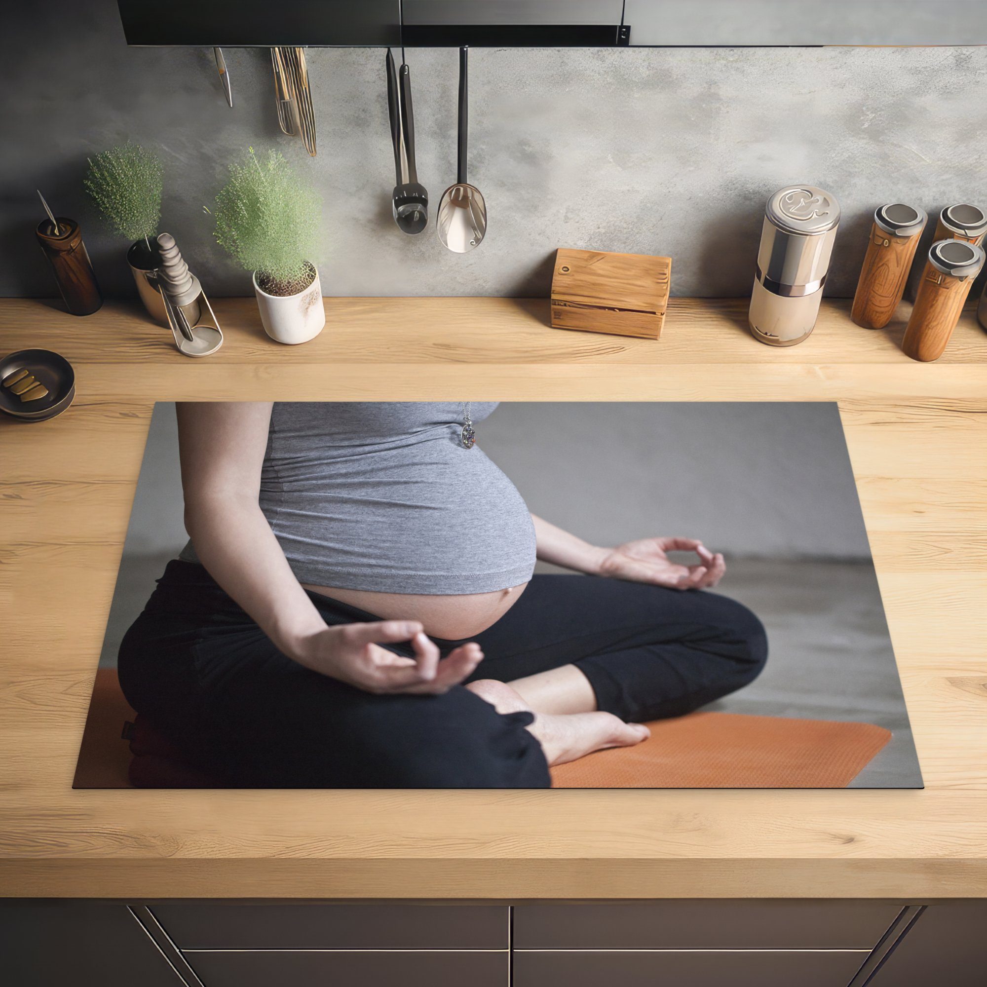 Schutz die cm, schwangere Ceranfeldabdeckung Vinyl, Induktionskochfeld für (1 Frau küche, 81x52 Eine Yoga, Herdblende-/Abdeckplatte tlg), beim MuchoWow