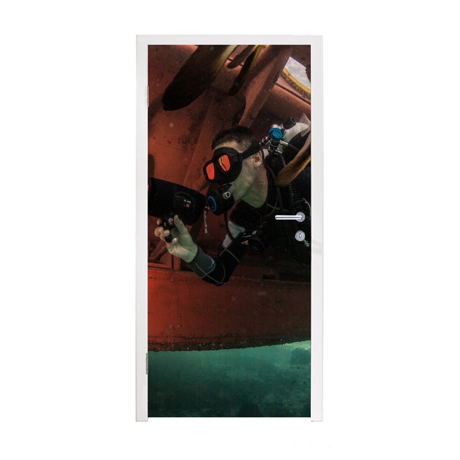 MuchoWow Türtapete Ein Taucher schwimmt an einem U-Boot vorbei, Matt, bedruckt, (1 St), Fototapete für Tür, Türaufkleber, 75x205 cm