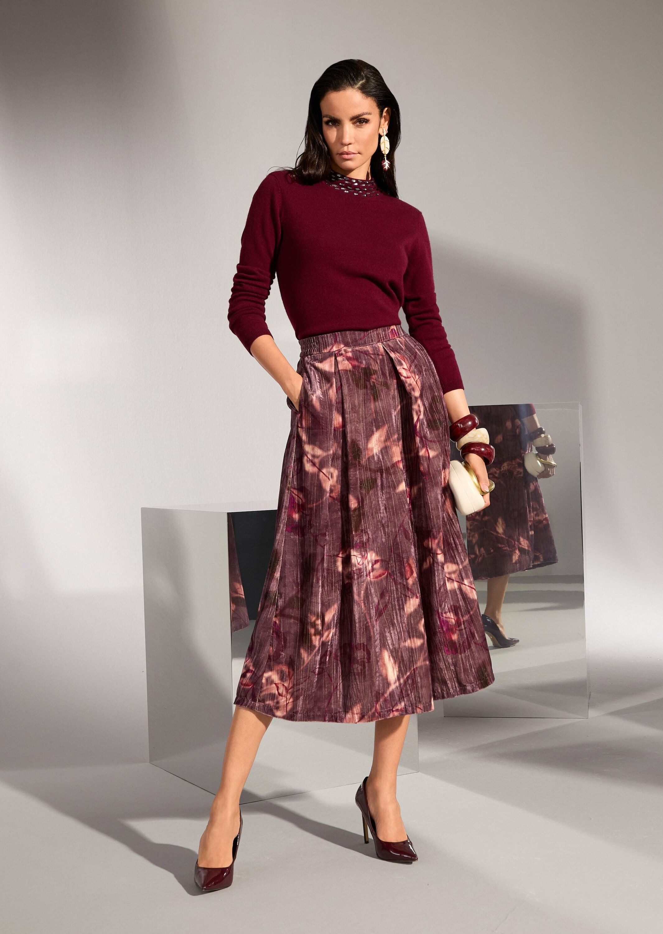 MADELEINE Maxirock Eleganter Midirock mit floralem Design Samtrock mit elastischem Bund und Crinkle-Struktur, wadenlang