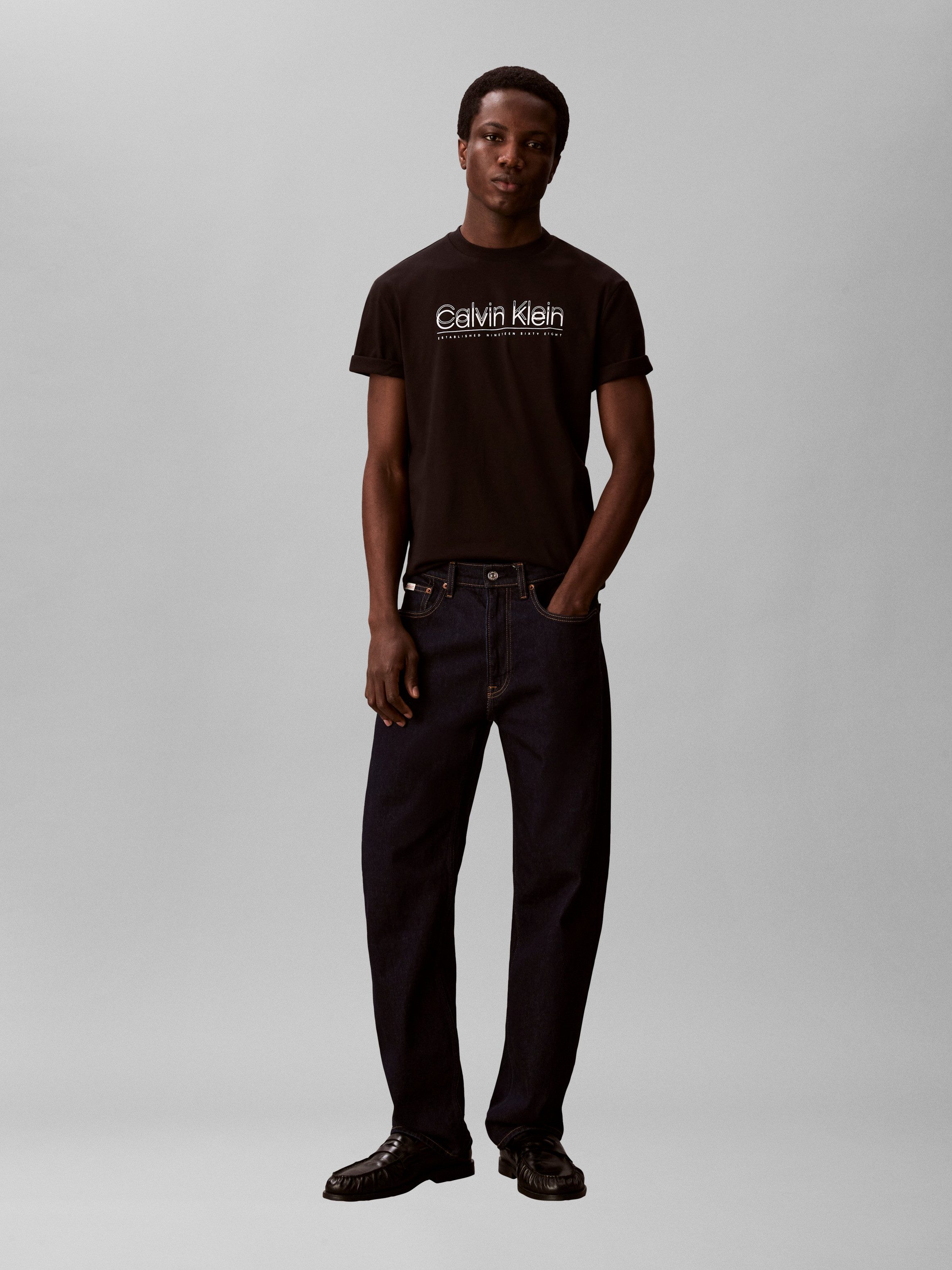 Calvin Klein Jeans T-Shirt Rundhalsausschnitt, Regular Fit, Logoschriftzug – Bild 4 von 5