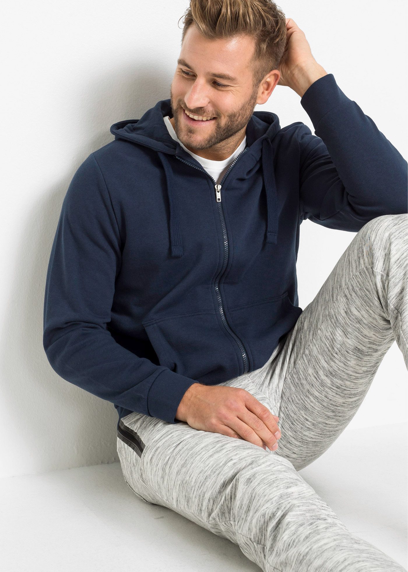 bonprix Kapuzensweatjacke mit Kapuze, mit Reißverschluss, mit Kängurutaschen, Regular Fit