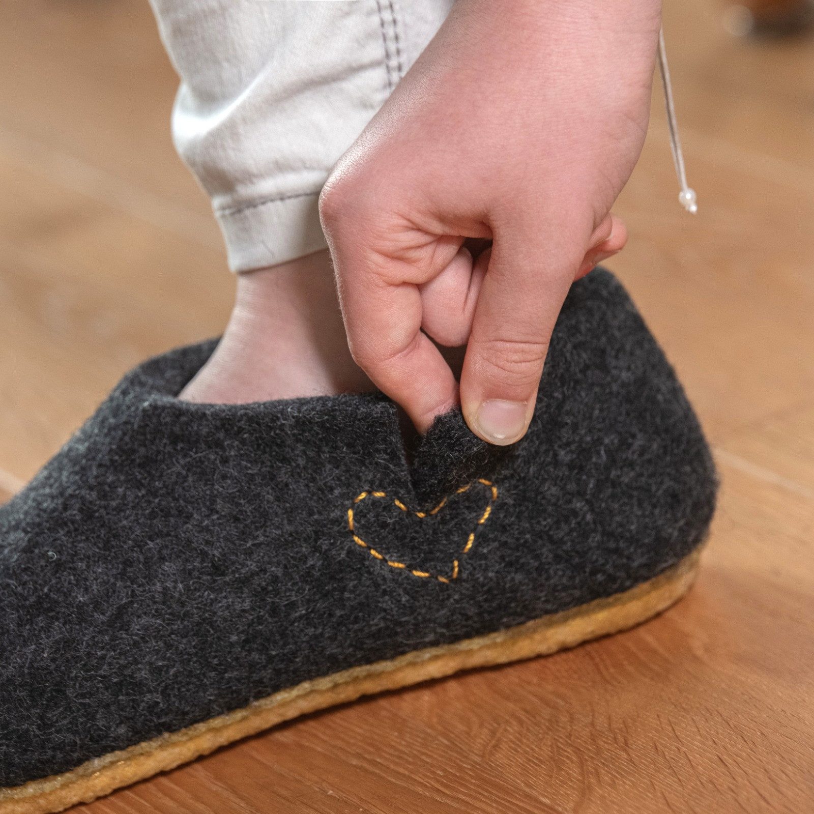 naturling Damen Boots Hausschuh (halbhohe Pantoffel mit) rutschfeste Kautschuksohle