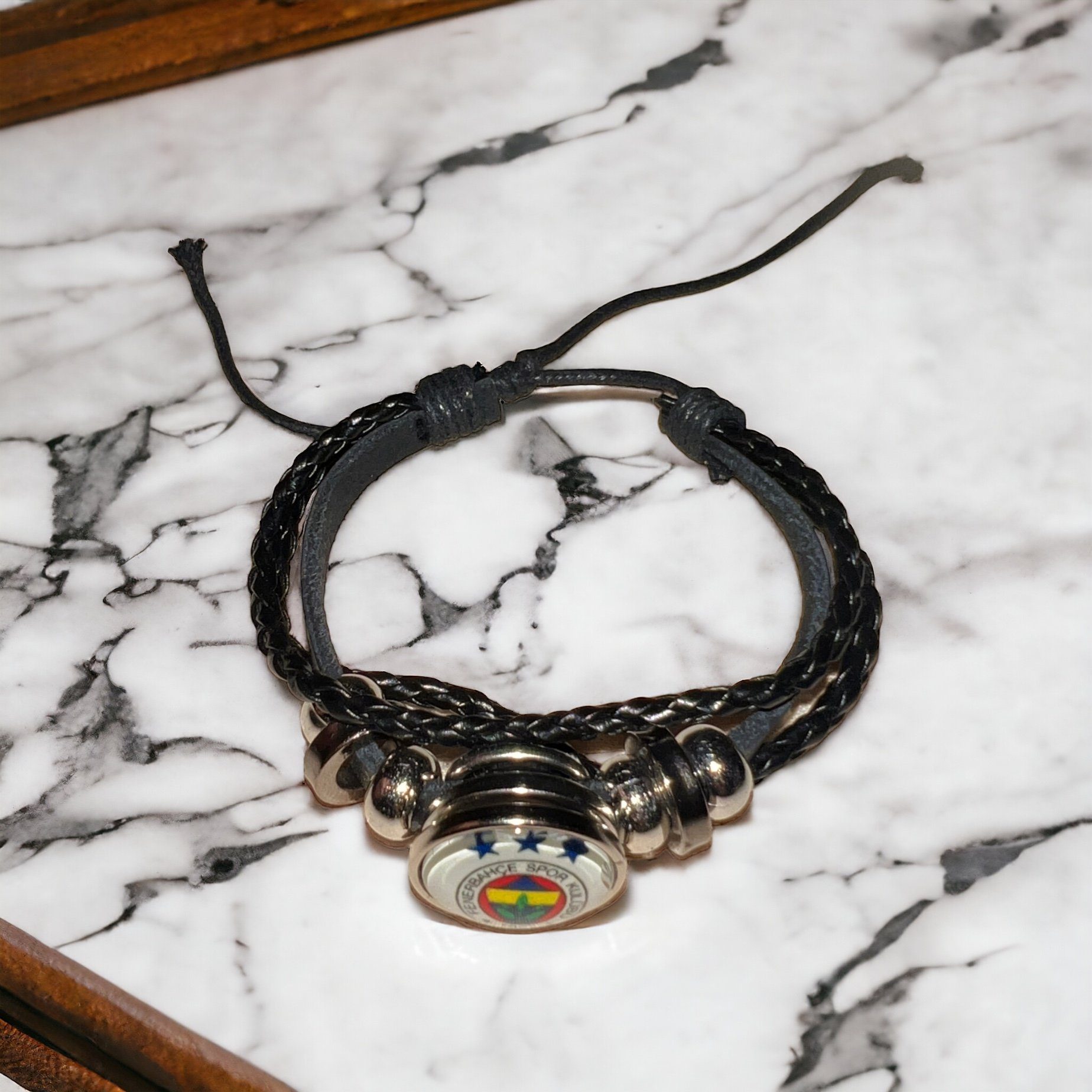 Stelby Armband mit Gravur Fenerbahce Armband 3D Gravur im Glas, Fanartikel Geschenk (Weihnachtsgeschenk, Geburtstagsgeschenk, Valentinstaggeschenk), Hochwertiges Lederarmband für Fenerbahce Fans – edel & robust