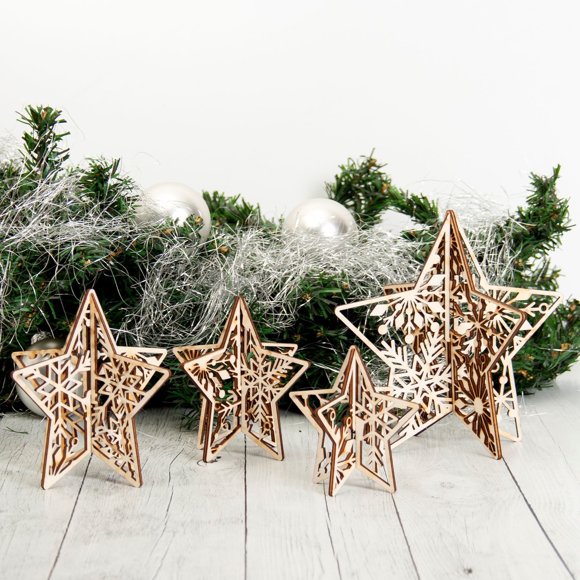 Kreative Feder Weihnachtsfigur „Sterne“ in Weihnachtsdeko-Set St., 4 mit 4-teilig Holz 4tlg), aus (Set, freistehenden vier Holz-Sternen Größen