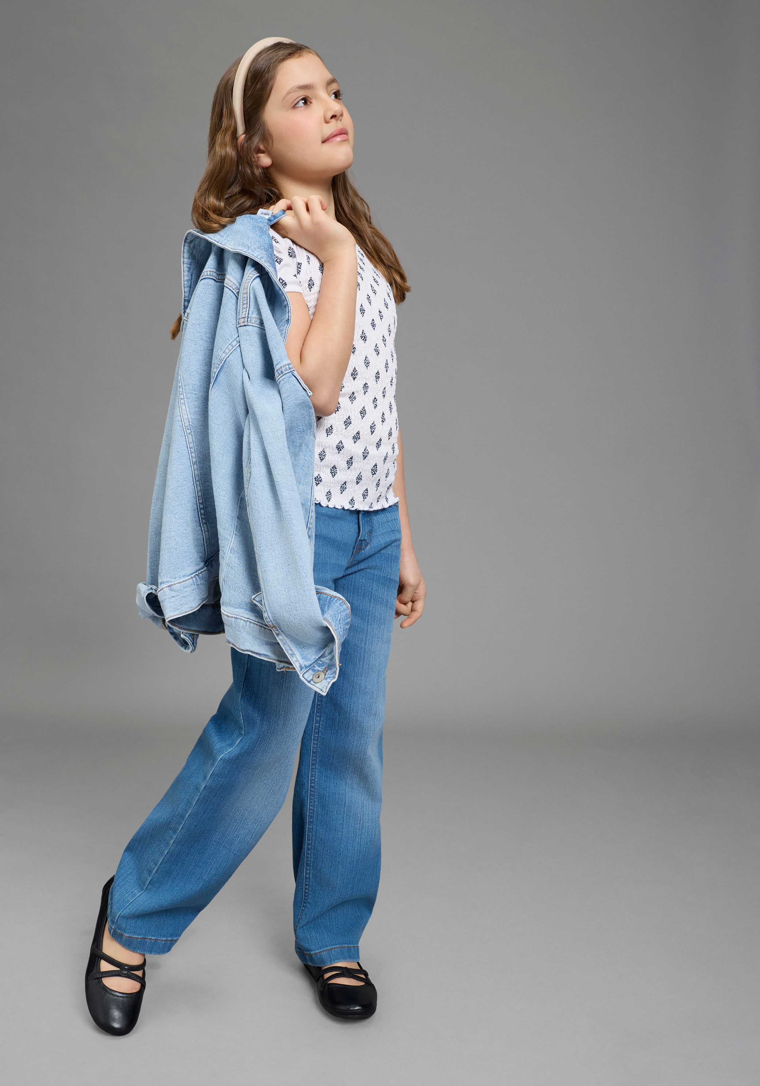 Bruno Banani T-Shirt Viskose-Allover gemustertes Shirt, Smoke Carmenshirt für Mädchen modischer Stil, Kurzarm, mit Carmenausschnitt, Allover-Druck – Bild 4 von 5