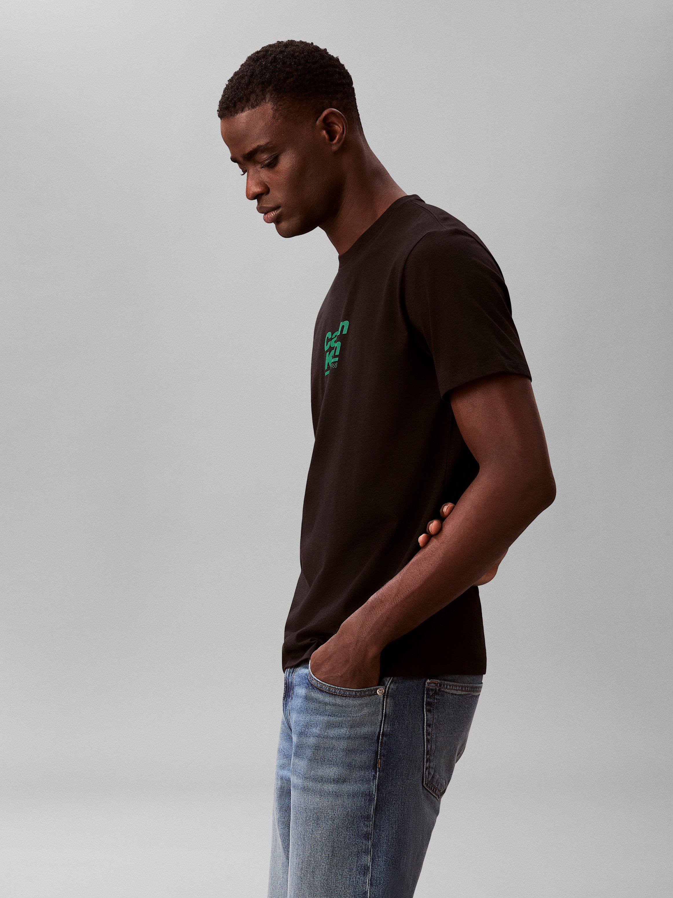 Calvin Klein Jeans T-Shirt Rundhalsausschnitt, Regular Fit, Logoschriftzug – Bild 3 von 5