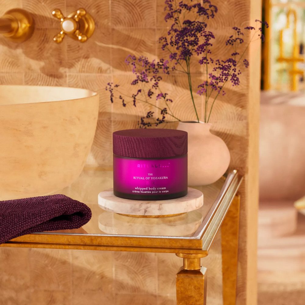 Rituals Körpercreme The Ritual of Yozakura Whipped Body Cream – 220 ml, Glas, 1-tlg., Whipped Body Cream – 48 h Feuchtigkeit, Kirsche & Reis, Nachfüllbar