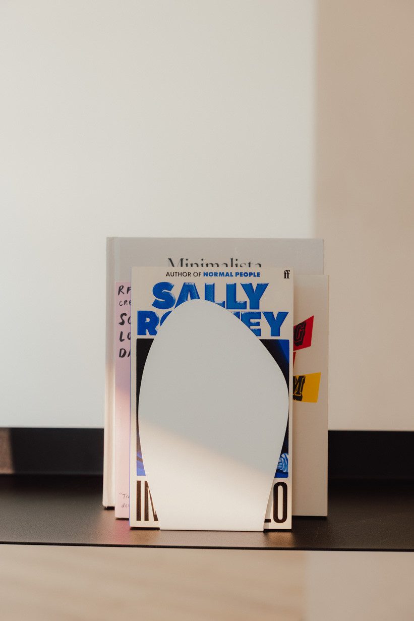 Metallbude Buchstütze DARCY (2-er Set), handgefertigt mit Präzision