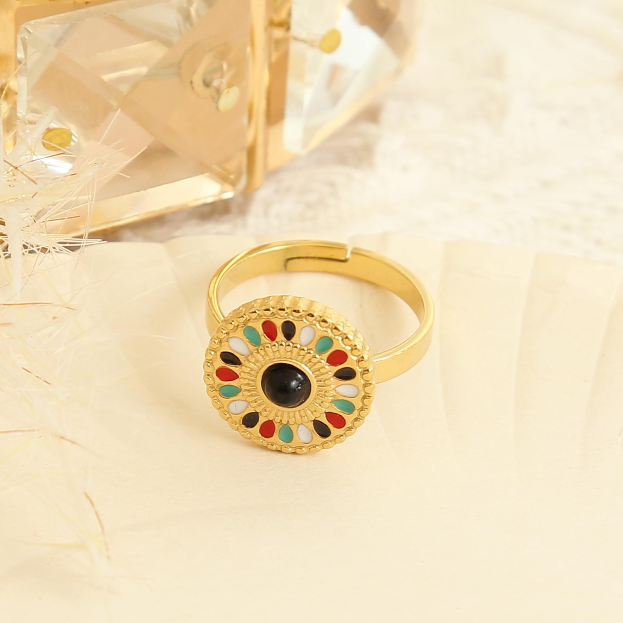 Made by Nami Fingerring in Gold mit Cleopatra Verzierung mit Sonnen Symbol und bunten Steinen, Ägyptischer Schmuck Wasserfest Größenverstellbar