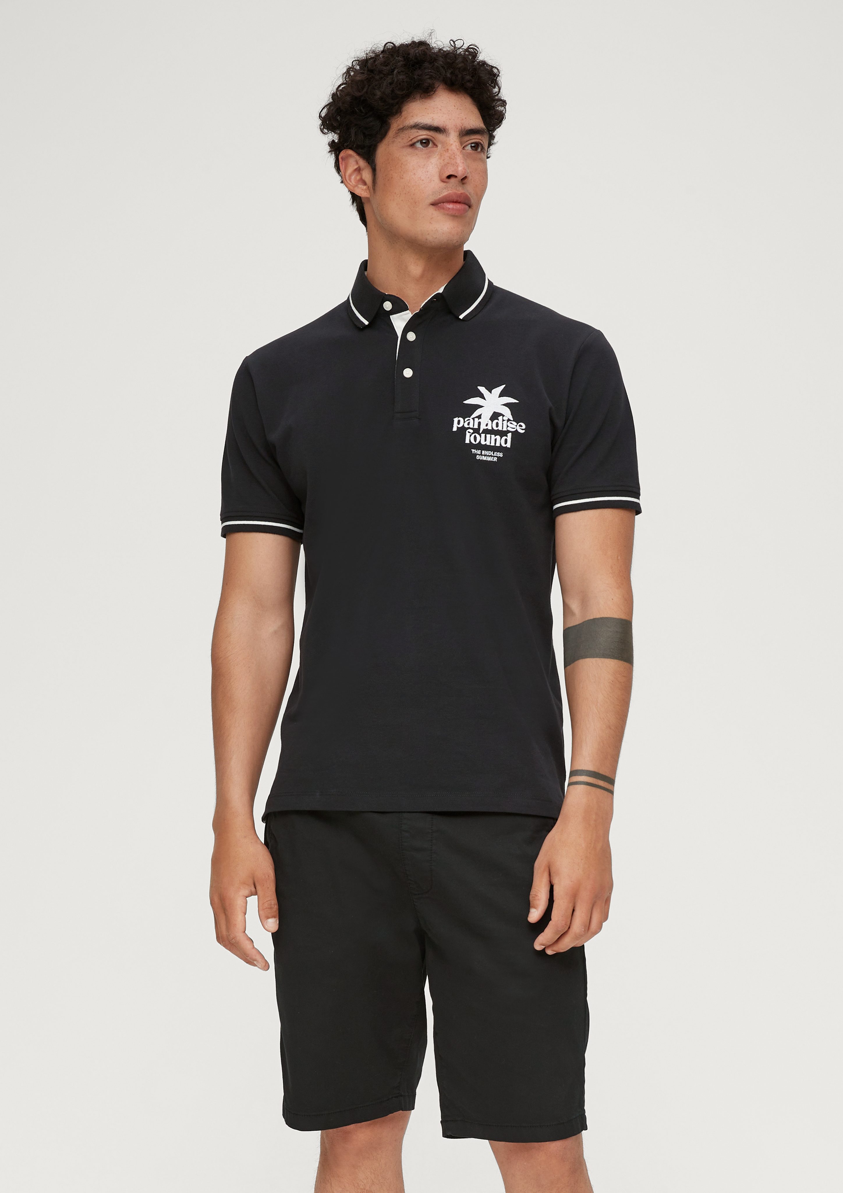 s.Oliver Kurzarmshirt Polo-Shirt aus Baumwoll-Piqué Kontrast-Details, Stickerei schwarz