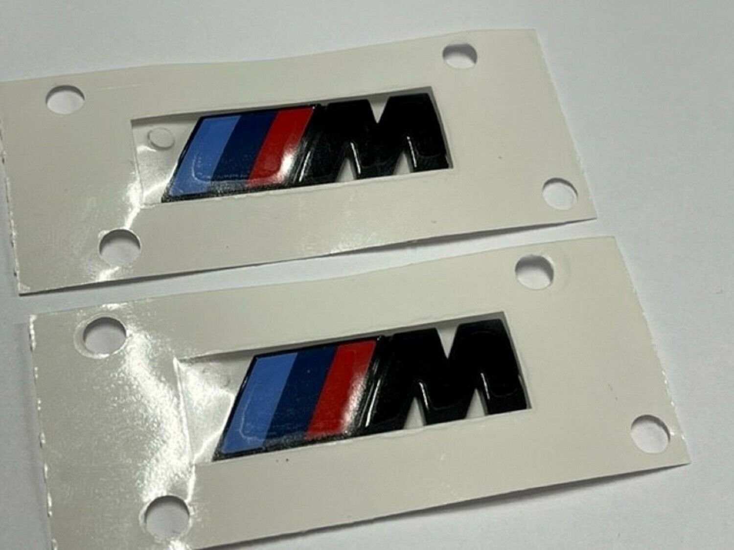 BMW Auto-Fußmatte BMW M Emblem Schwarz Glanz Kotflügel Logo Seite M Paket 45x15 (1 St)