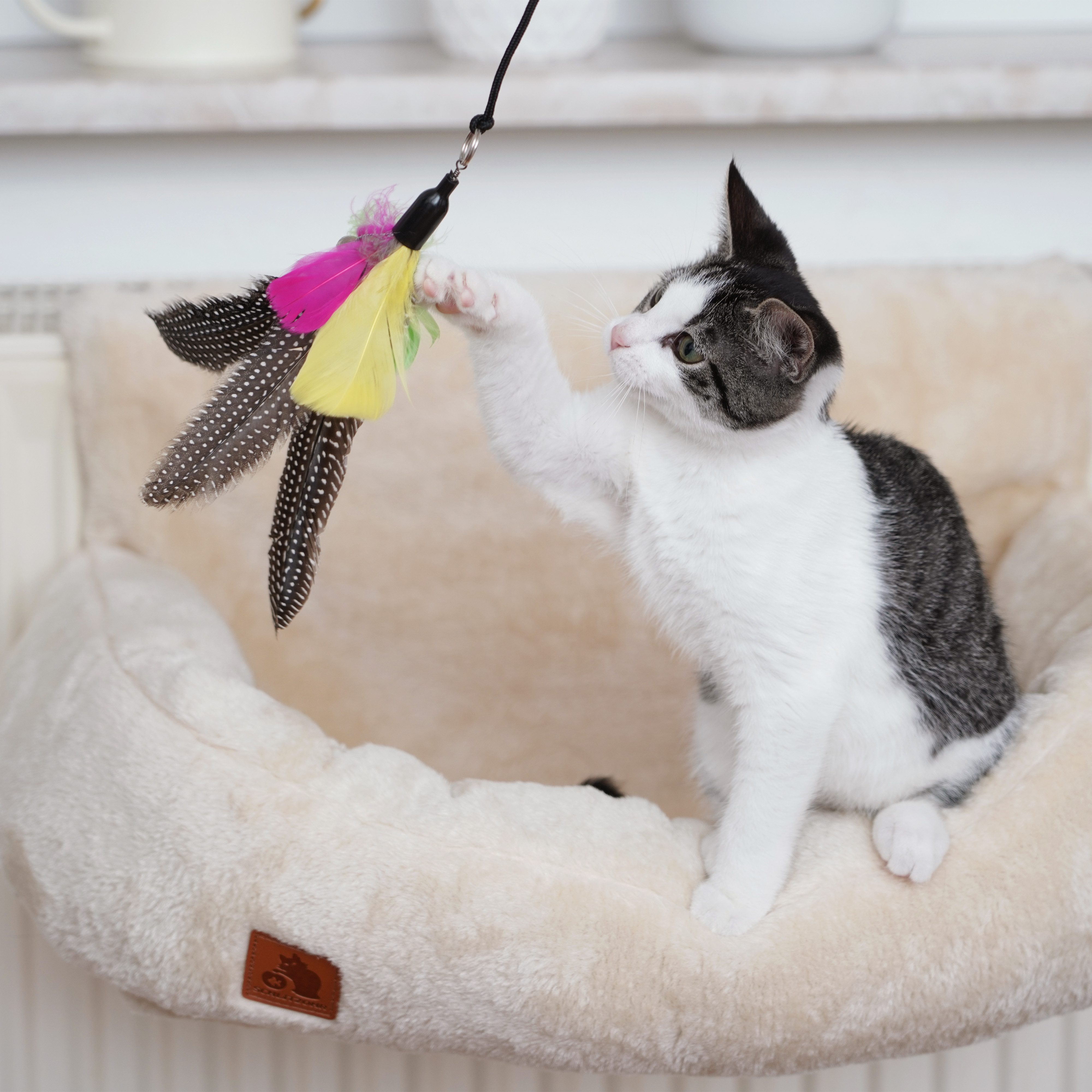 SCHLITZOHR Katzenangel Katzenangel Arnold, Katzenspielzeug mit Federn & Bändern, stabil, Spielangel, Federstab