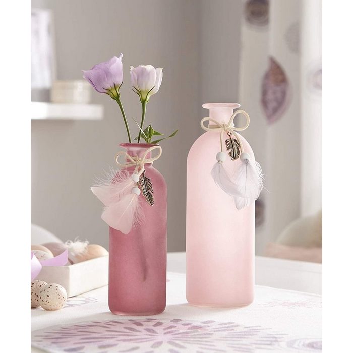 Dekoleidenschaft Tischvase aus Glas in rosa Beeren-Tönen verziert mit Federn 16 und 20 cm hoch (2 St. im Set) Glasvase Blumenvase Vasenset in Flaschen Form