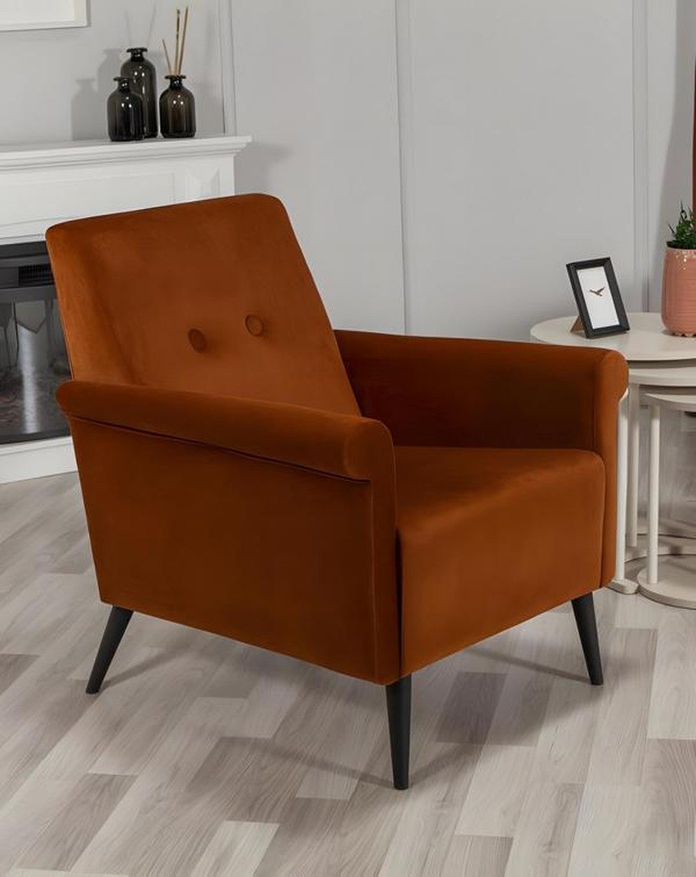JVmoebel Ohrensessel Stoffsessel in Orange mit breiten Armlehnen und Holzgestell (Packung, 1-St., Stoffsessel Ohrensessel Einsitzer Polstersessel Orange), Made in Europa